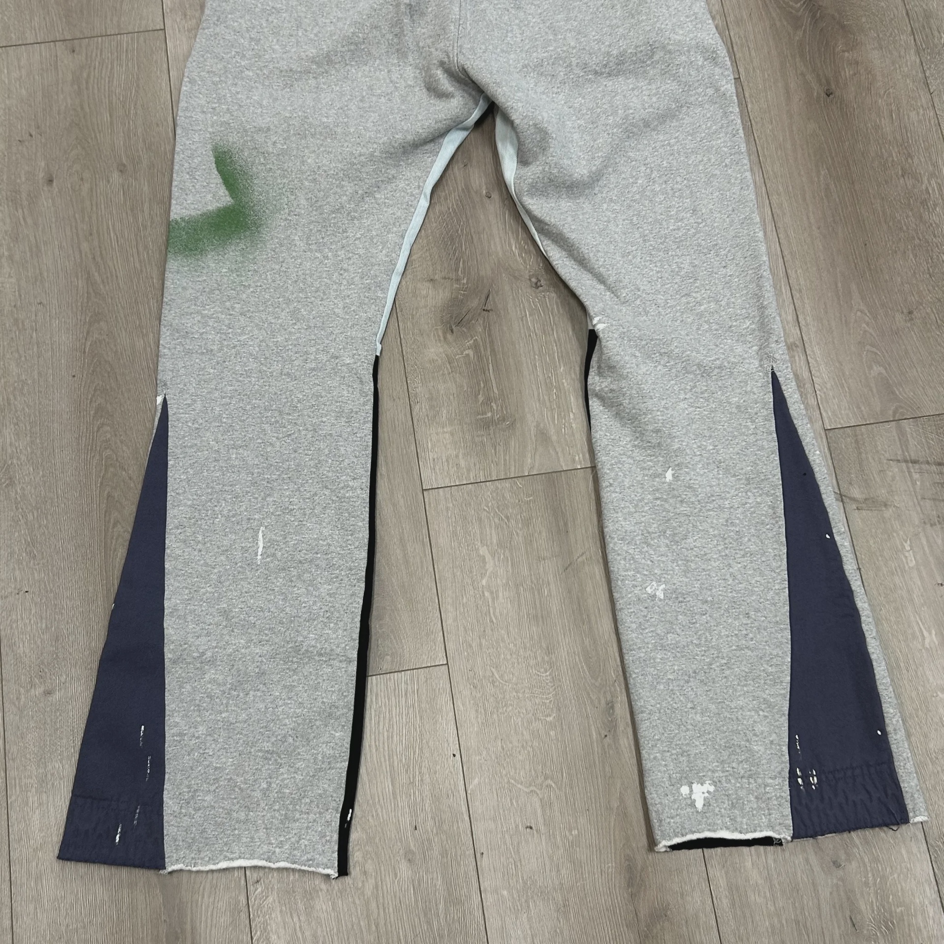 Gallery Dept. Painted Logo Flare Sweatpants in Heather Grey • Pre-Owned [1358] - photo 3
