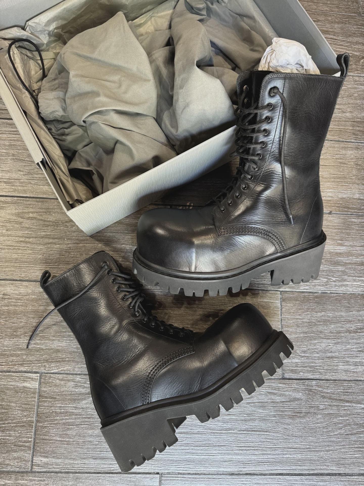 Balenciaga Leather Boot • Pre-Owned [9962] - photo 1