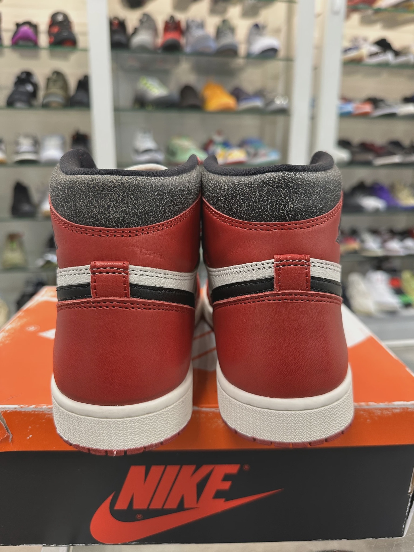 Air Jordan 1 Retro High Original Chicago Lost and Found (Size 8.5) • Pre-Owned [7928] 5