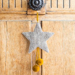 FELT STARS WITH POM POMS - LIGHT STONE/POLLEN