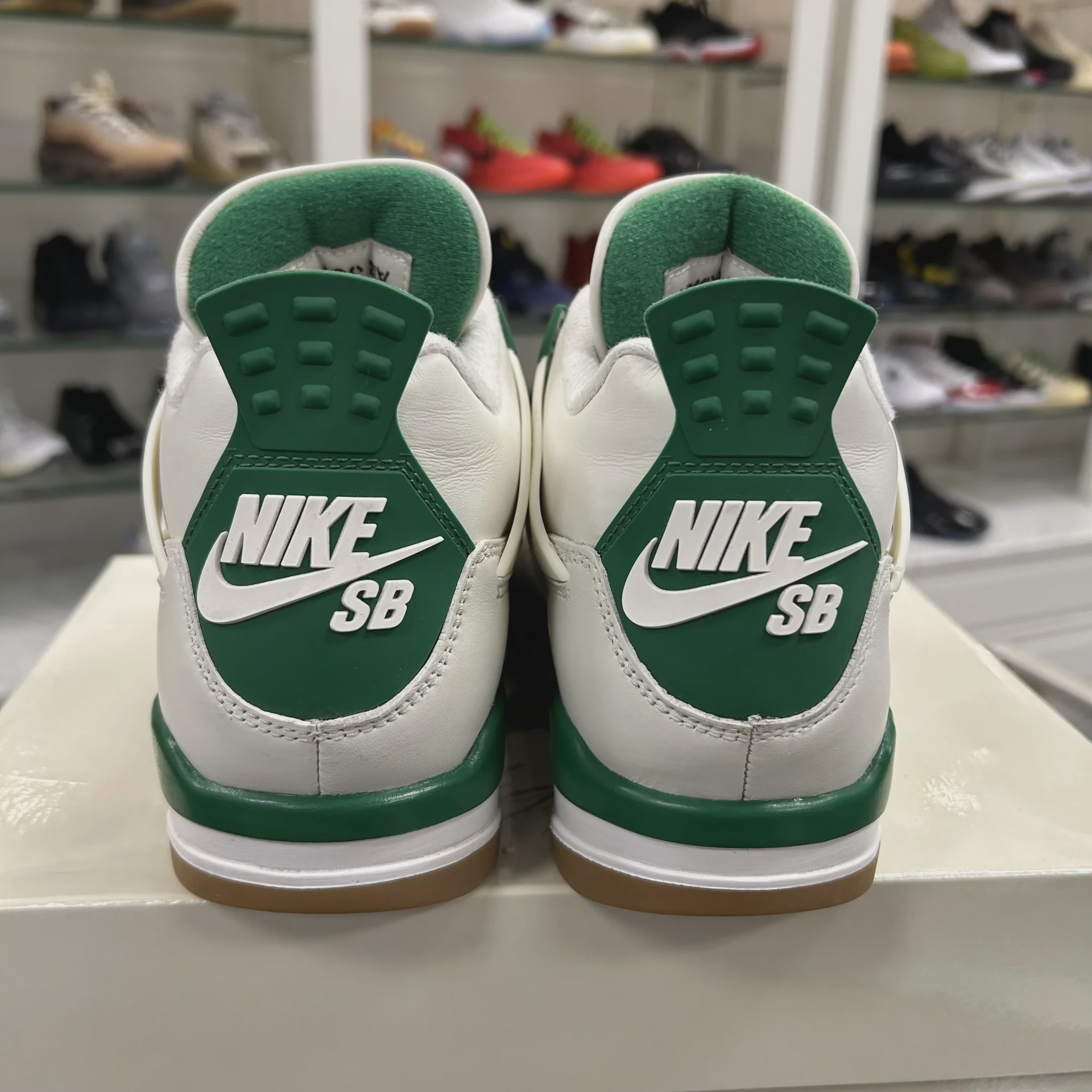 Air Jordan 4 Retro SB Pine Green • Pre-Owned [2504] - photo 5