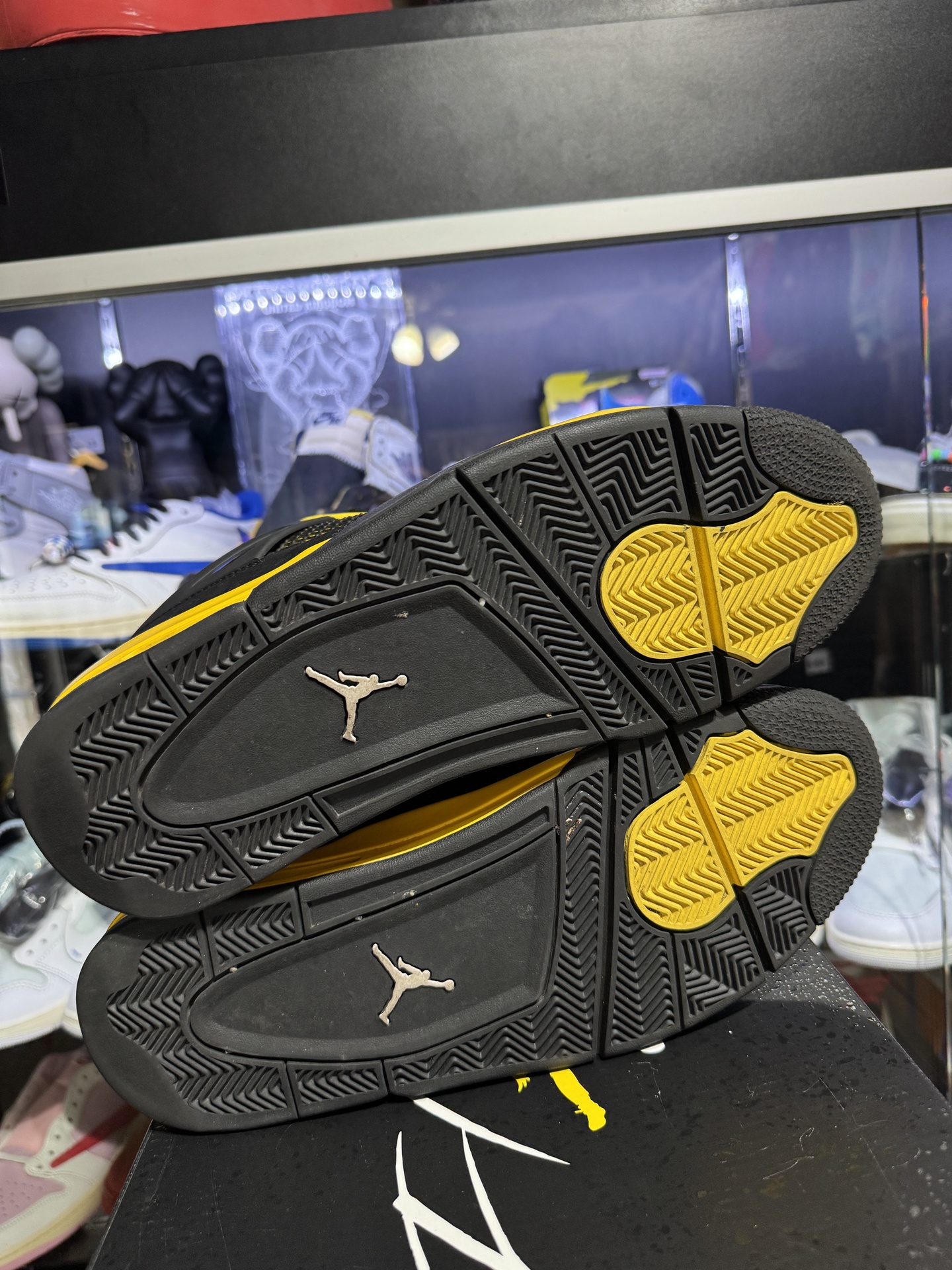 Jordan 4 Retro Thunder (2023) • Pre-Owned [9592] - photo 3