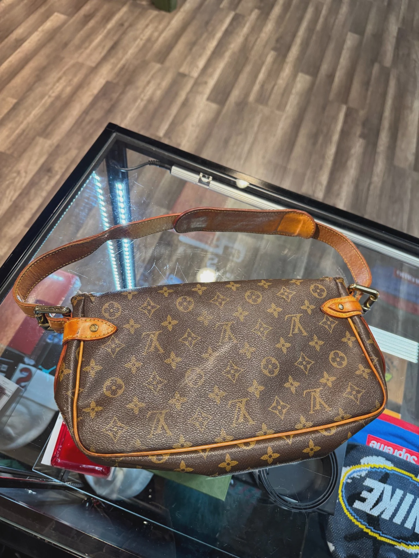 Louis Vuitton Hudson Leather Bag • Pre-Owned [5265] - photo 2