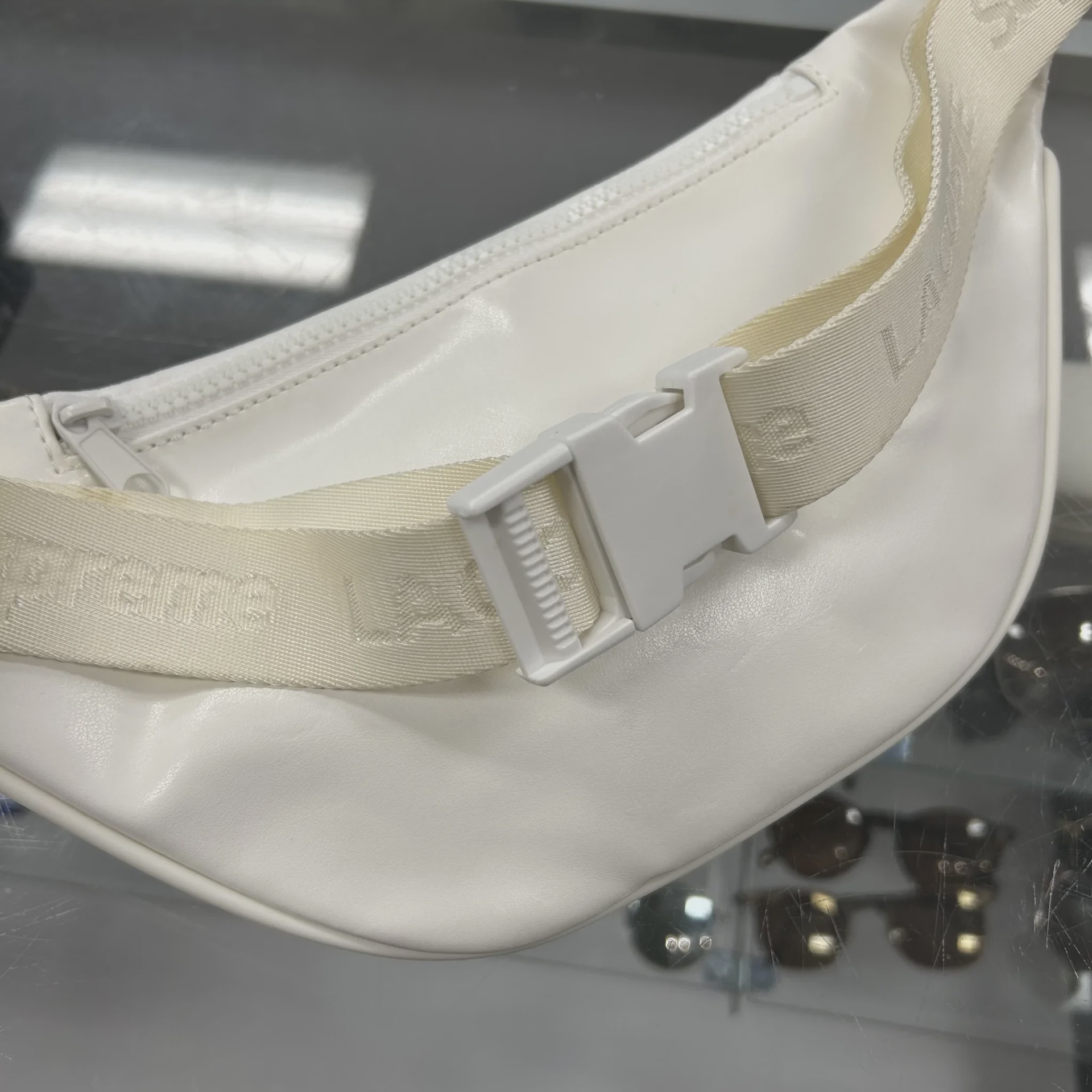 Supreme x LACOSTE Leather Waist Bag in White • Pre-Owned [7970] - photo 3
