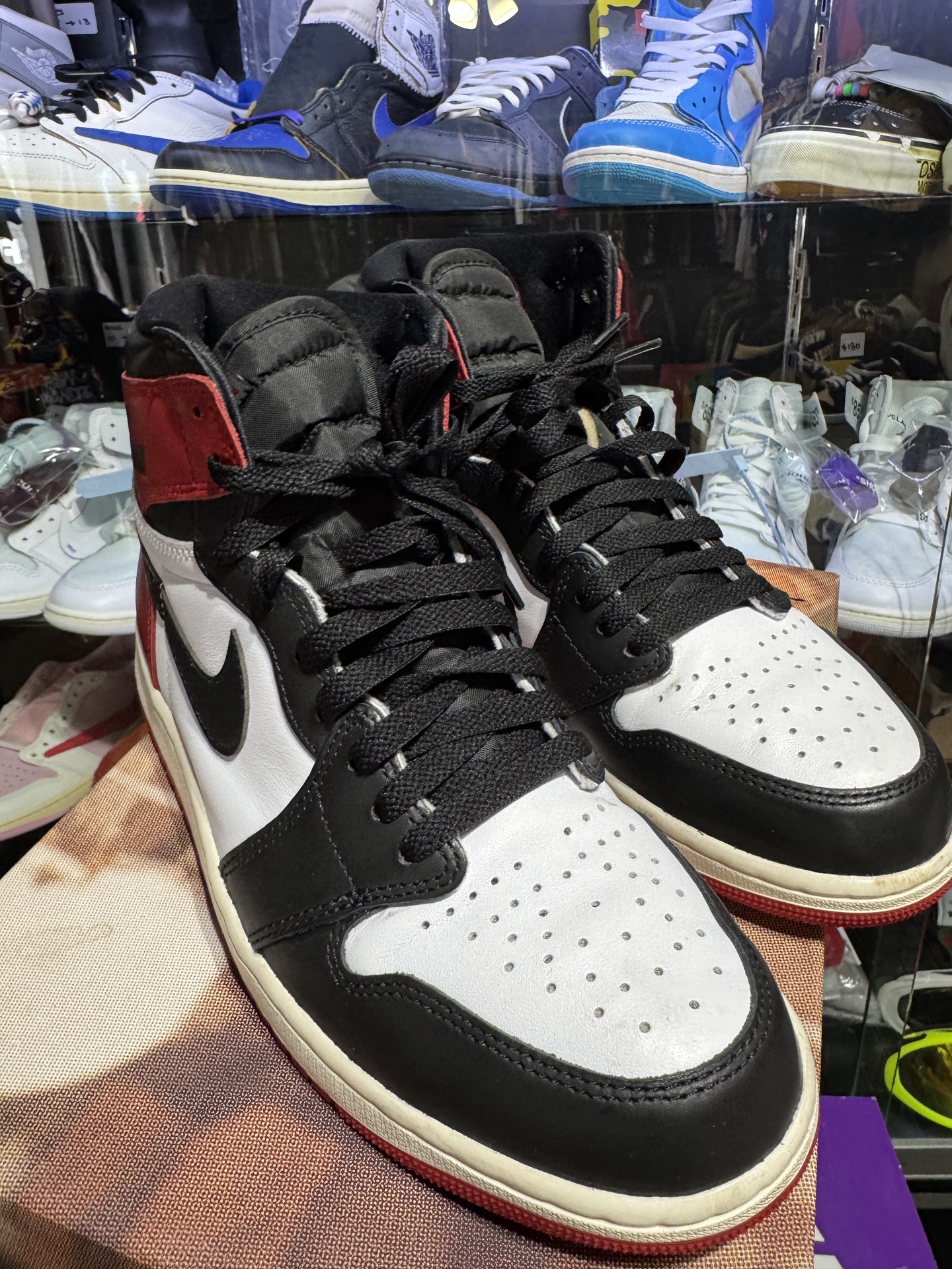 Jordan 1 Retro High OG Black Toe Reimagined • Pre-Owned [8807] - photo 2