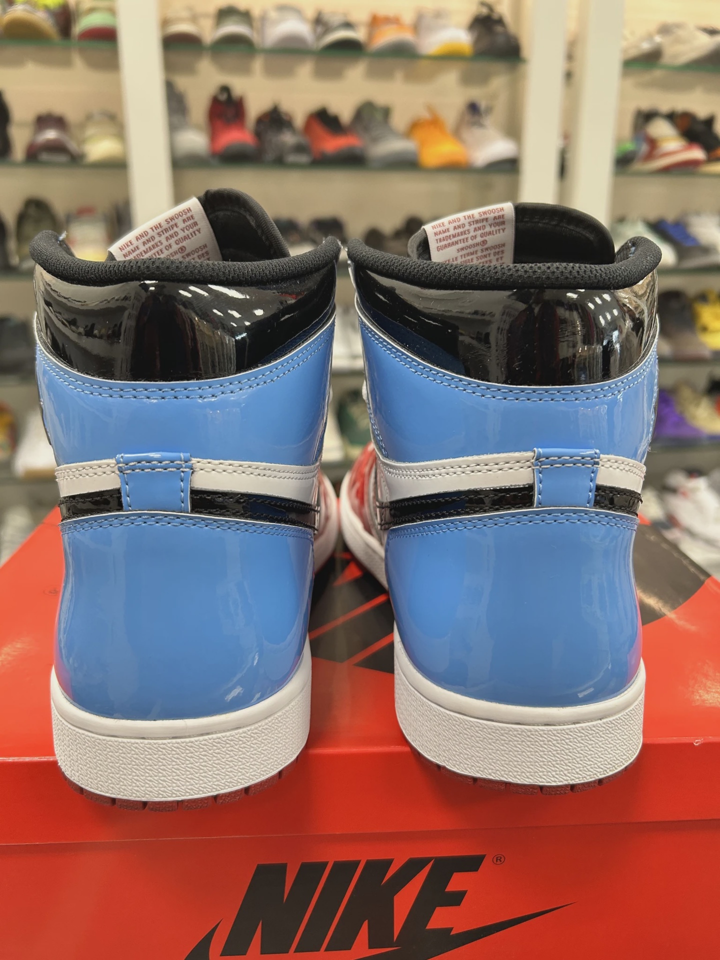 Air Jordan 1 Retro High Fearless UNC Chicago • Pre-Owned [1335] 4