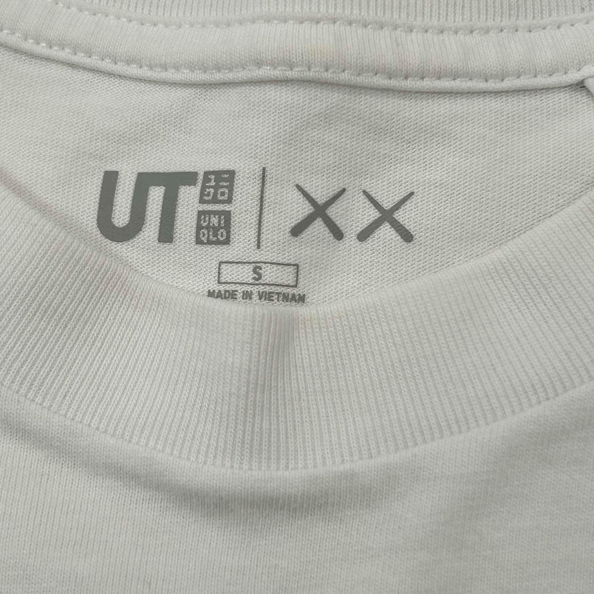 KAWS x Uniqlo UT Short Sleeve Graphic T-shirt  • Pre-Owned [9141] - photo 3