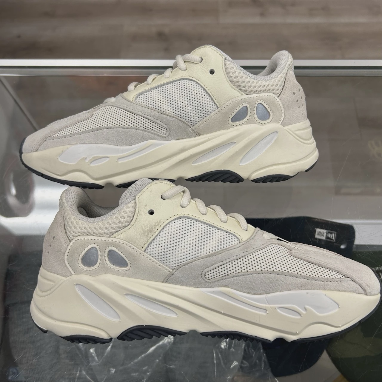 adidas Yeezy Boost 700 Analog • Pre-Owned [6729] 2