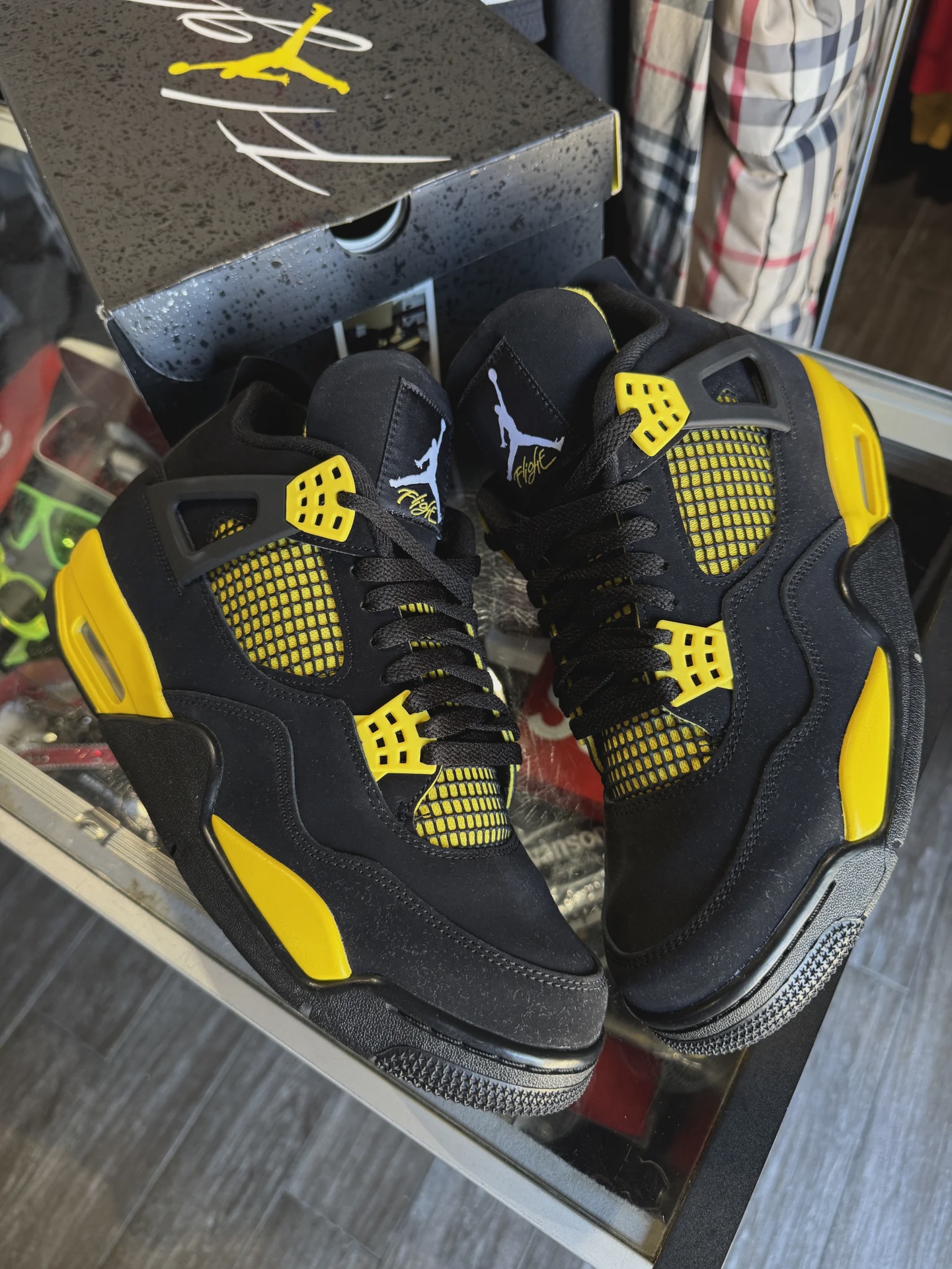 Air Jordan 4 Retro Thunder (2023) • Pre-Owned [9714] - photo 1