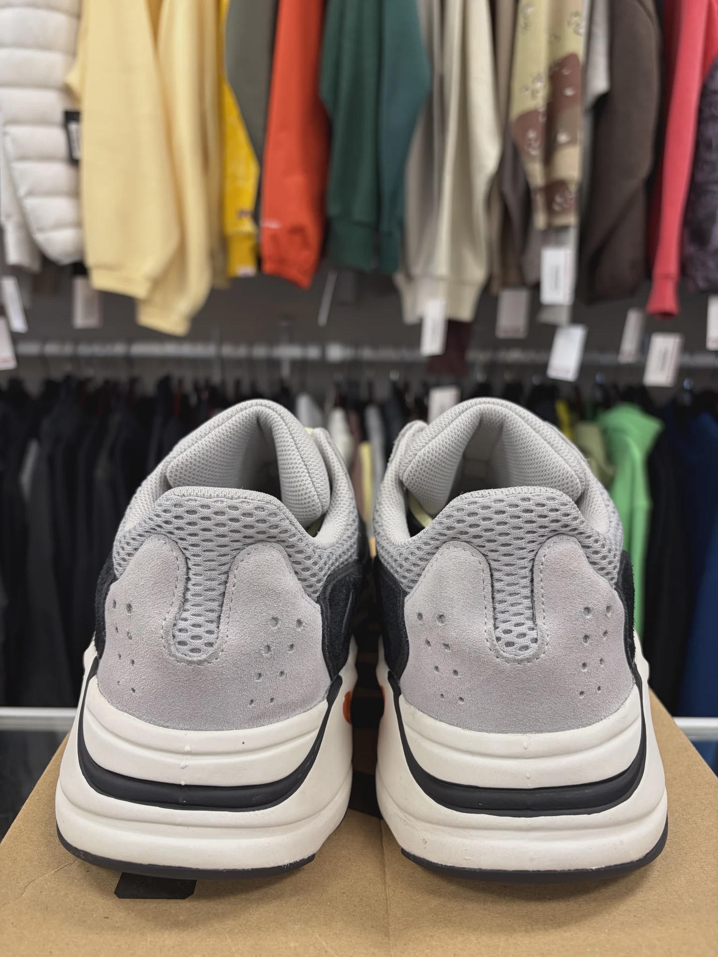 adidas Yeezy Boost 700 Wave Runner • Pre-Owned [5219] - photo 4