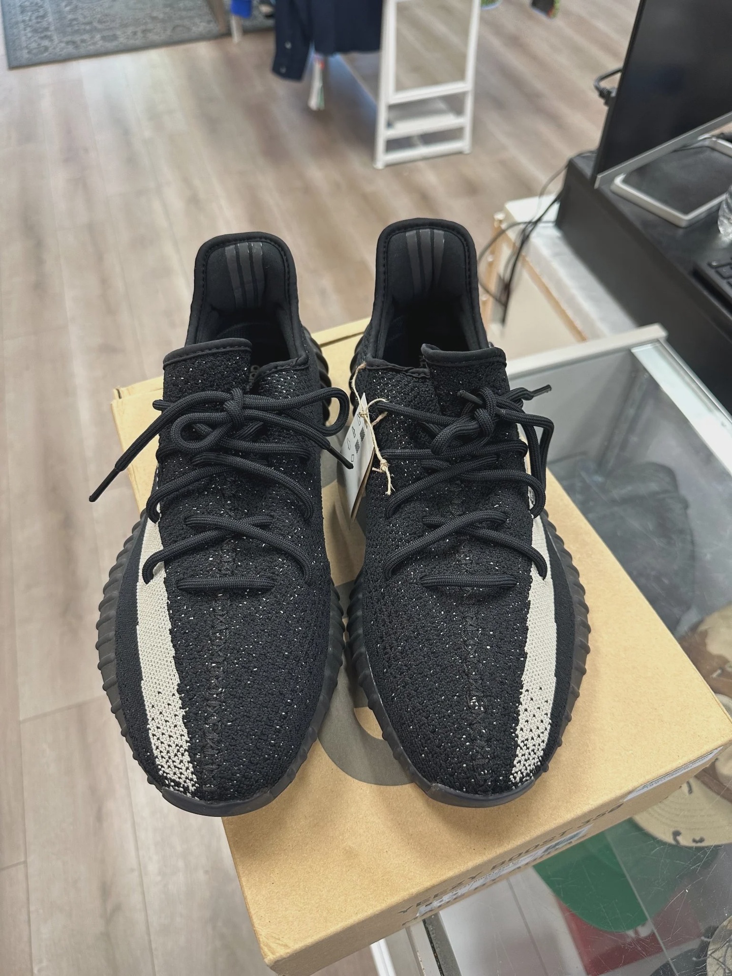 adidas Yeezy Boost 350 V2 Core Black White • Pre-Owned [4315] - photo 3