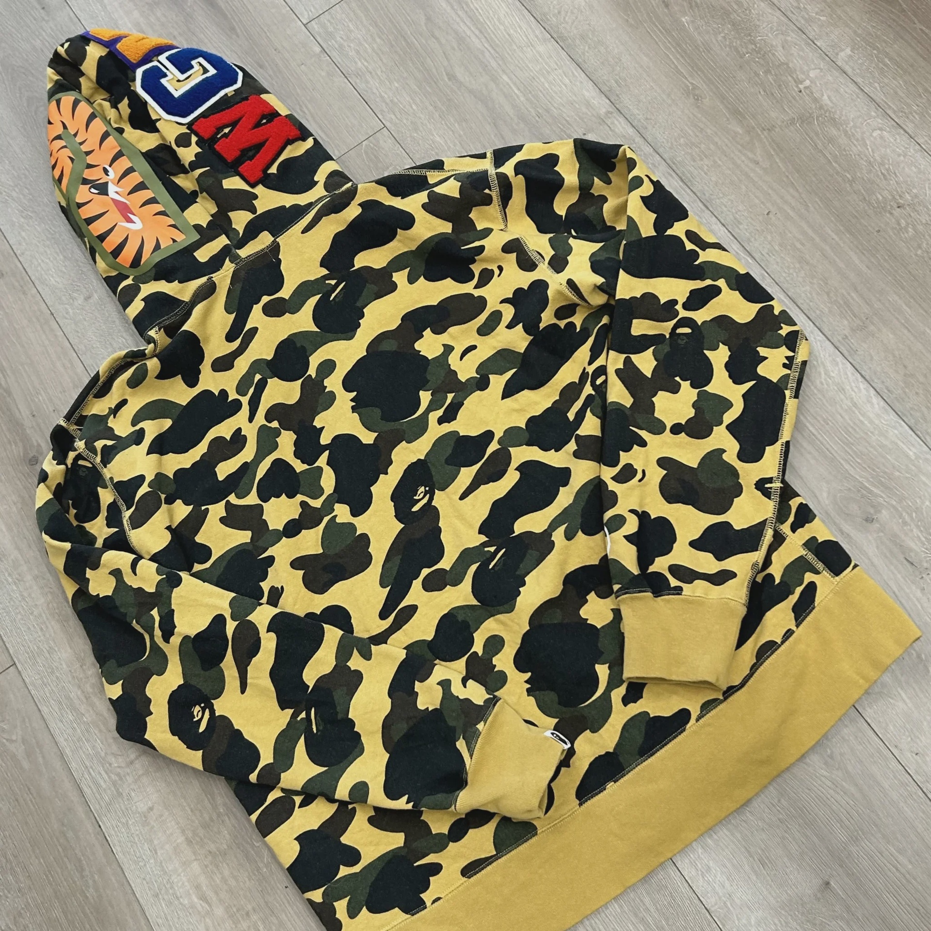 A Bathing Ape (BAPE) 1st Camo Shark Full Zip Hoodie • Pre-Owned [4179] - photo 2