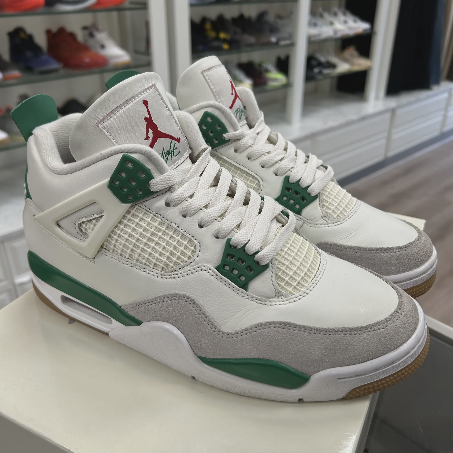 Air Jordan 4 Retro SB Pine Green • Pre-Owned [7965] - photo 6