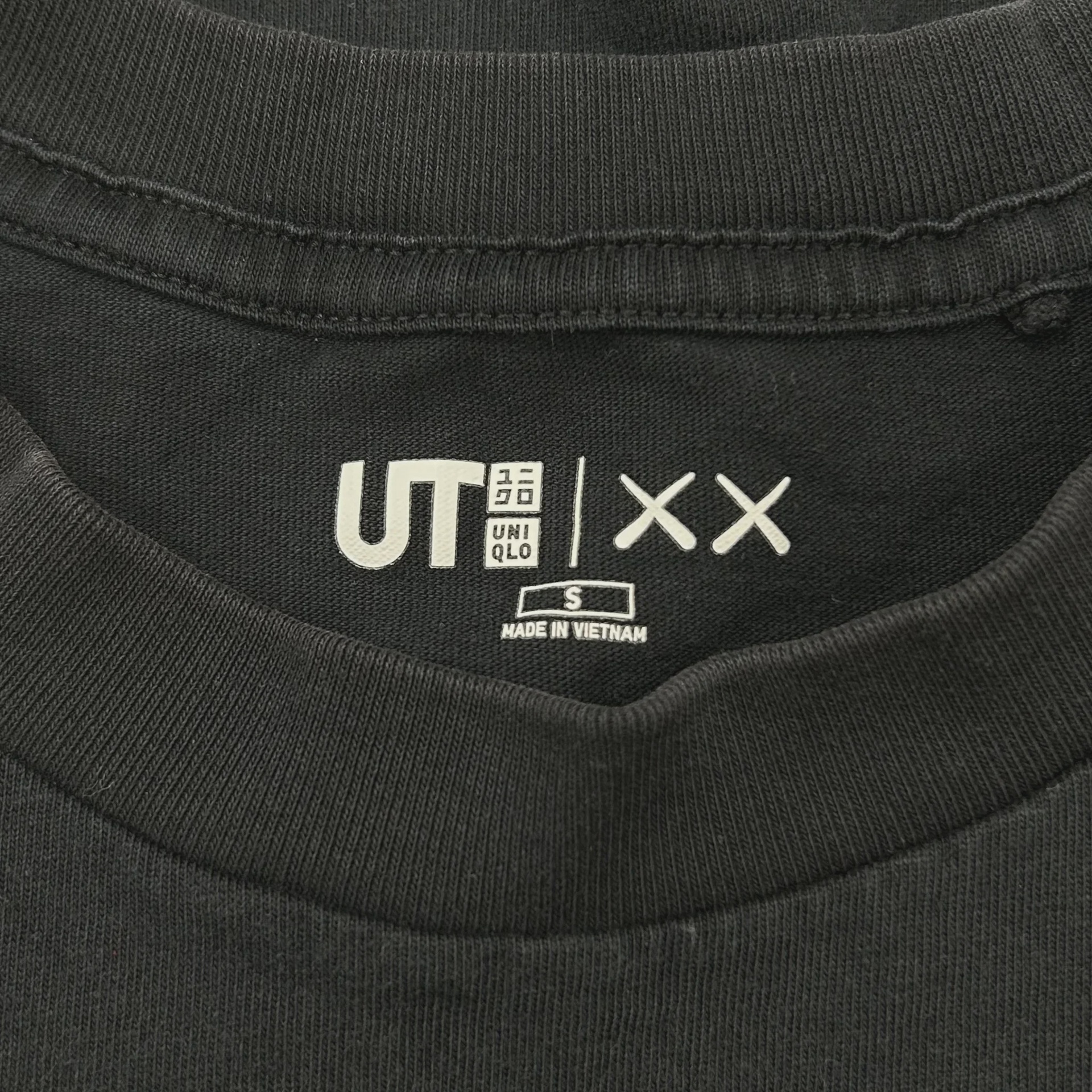 KAWS x Uniqlo UT Short Sleeve Graphic T-shirt Black • Pre-Owned [7505] - photo 3