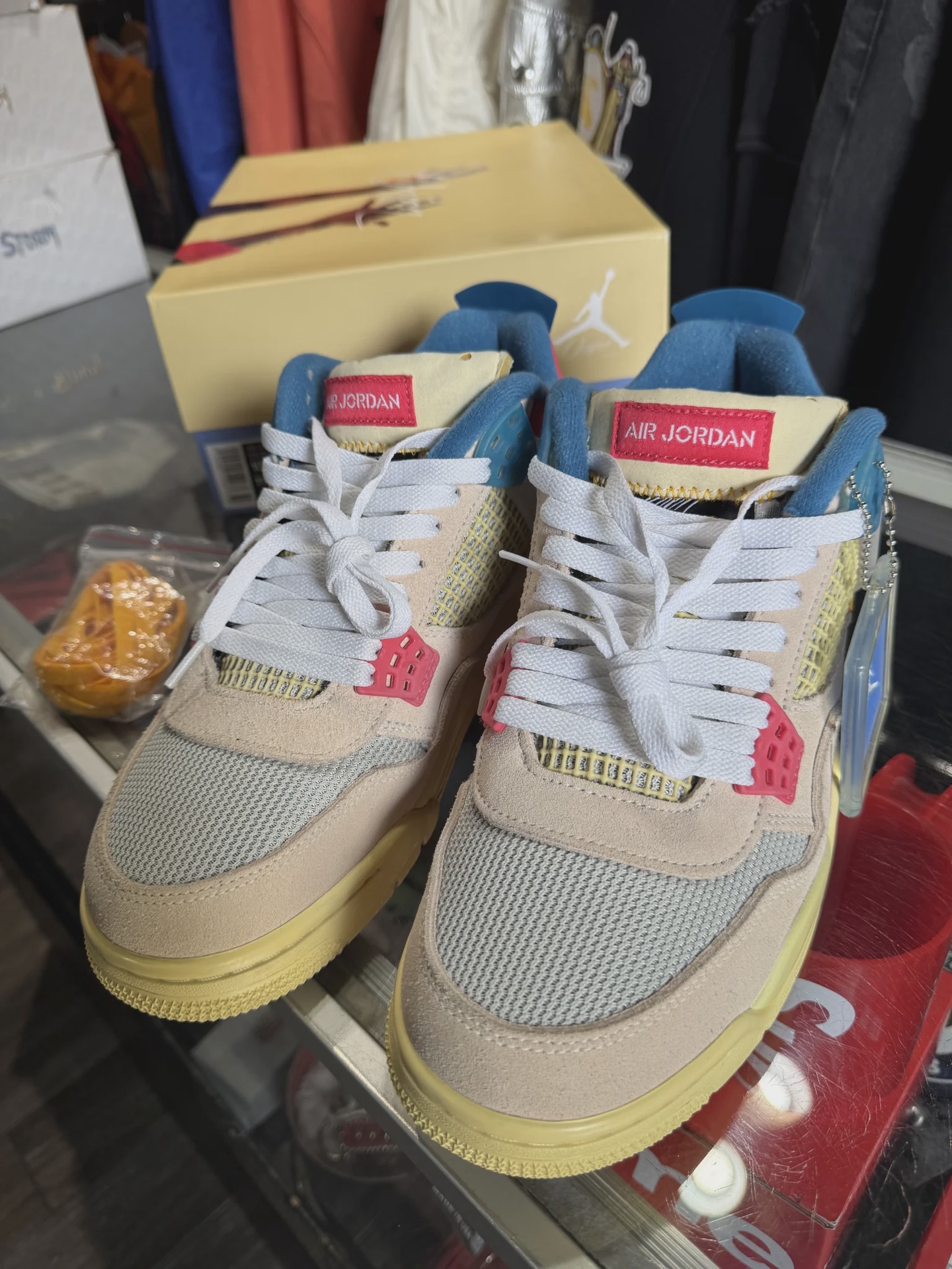 Air Jordan 4 Retro Union Guava Ice • Pre-Owned [5599] - photo 2