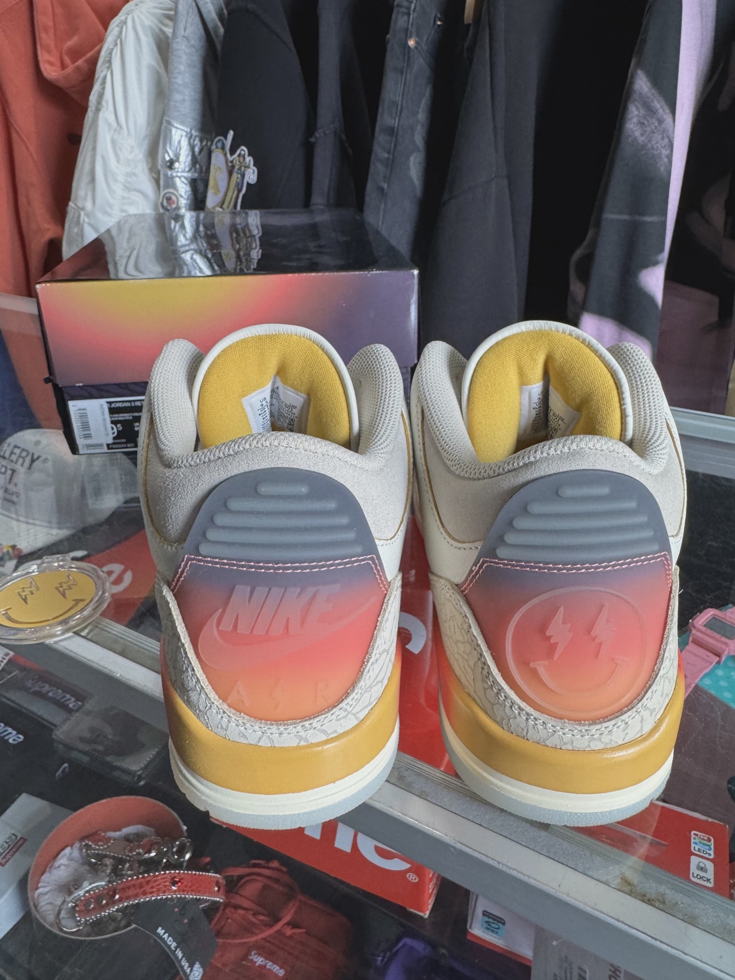 Air Jordan 3 Retro SP J Balvin Medellín Sunset • Pre-Owned [6472] 2