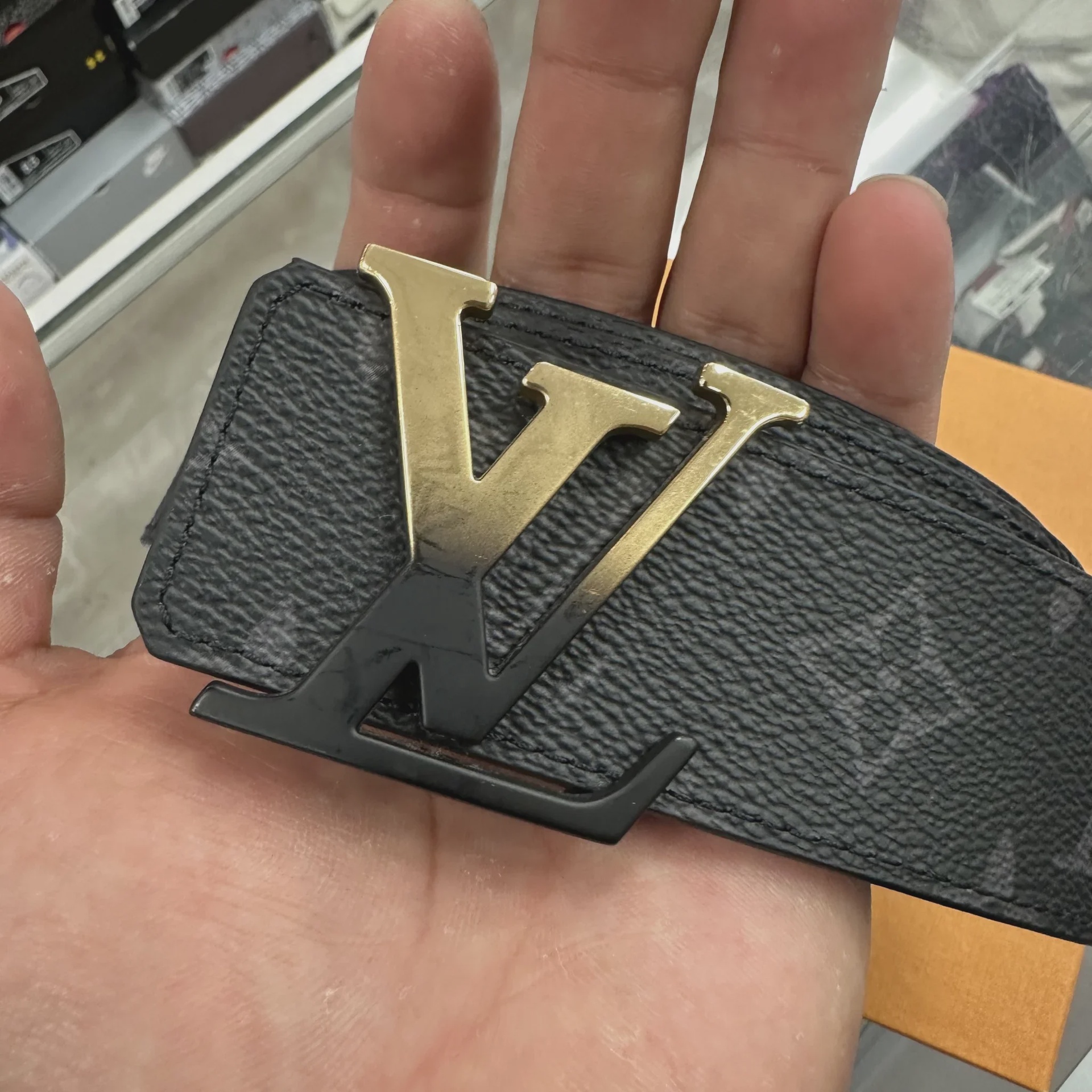 Louis Vuitton Spray LV initials Reversible Monogram Eclipse Belt blk/gld size 95/38 (fits 30-32 - Size 30