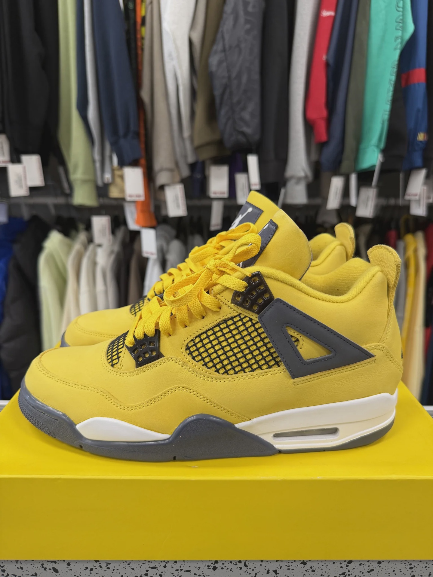 Air Jordan 4 Retro Lightning (2021) • Pre-Owned [8141] - photo 3