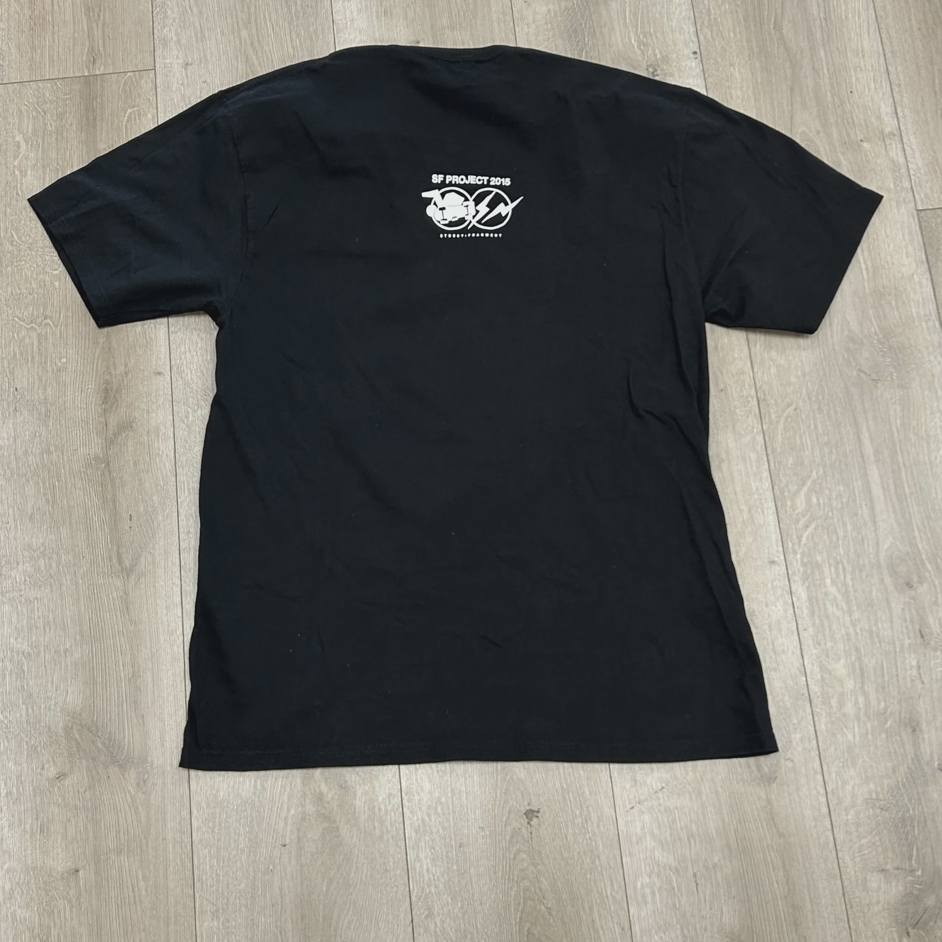 Stüssy x Fragment Design SF Project 2015 (35th Anniversary) Tee Black • Brand New [1390] - photo 4