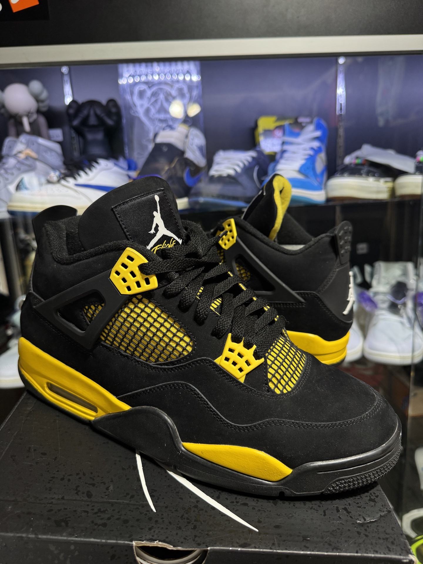 Jordan 4 Retro Thunder (2023) • Pre-Owned [9592] - photo 1