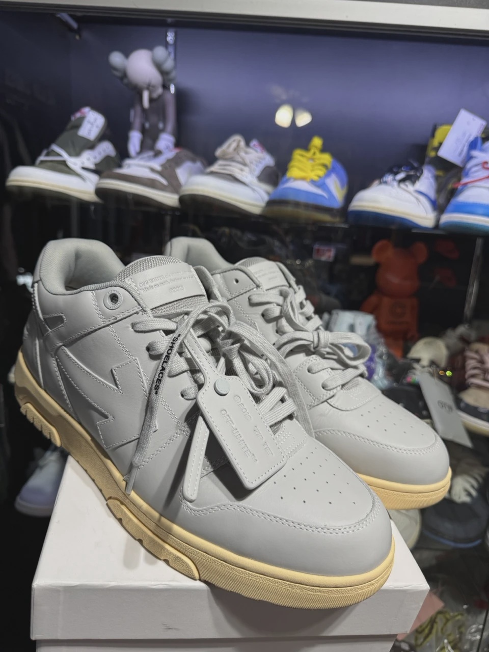 Off White Sneaker • Pre-Owned [4403]