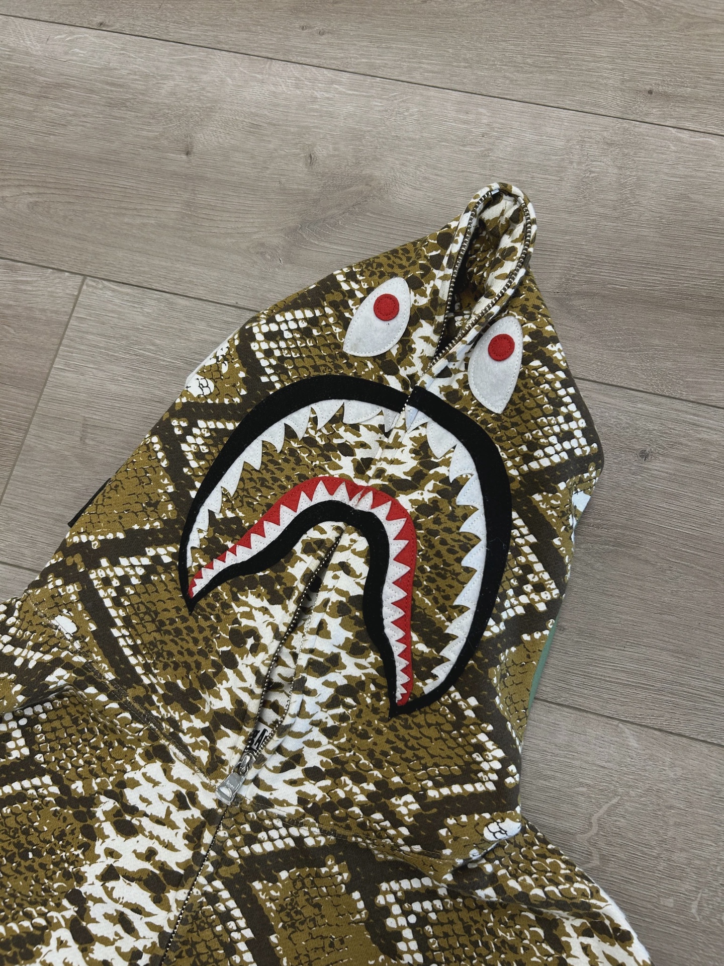 BAPE SSENSE Exclusive Khaki Shark Hoodie • Pre-Owned [7484] 5