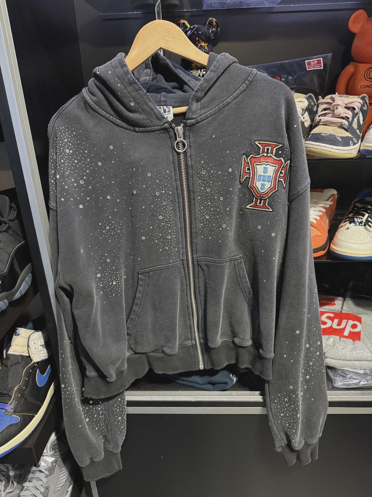 Vale Forever Crest Grey Zip Up size L • Pre-Owned [5438]
