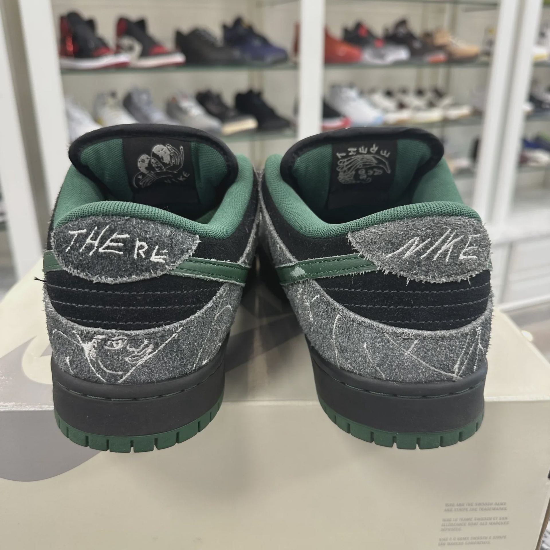 Nike SB Dunk Low There Skateboards • Pre-Owned [7915] - photo 6