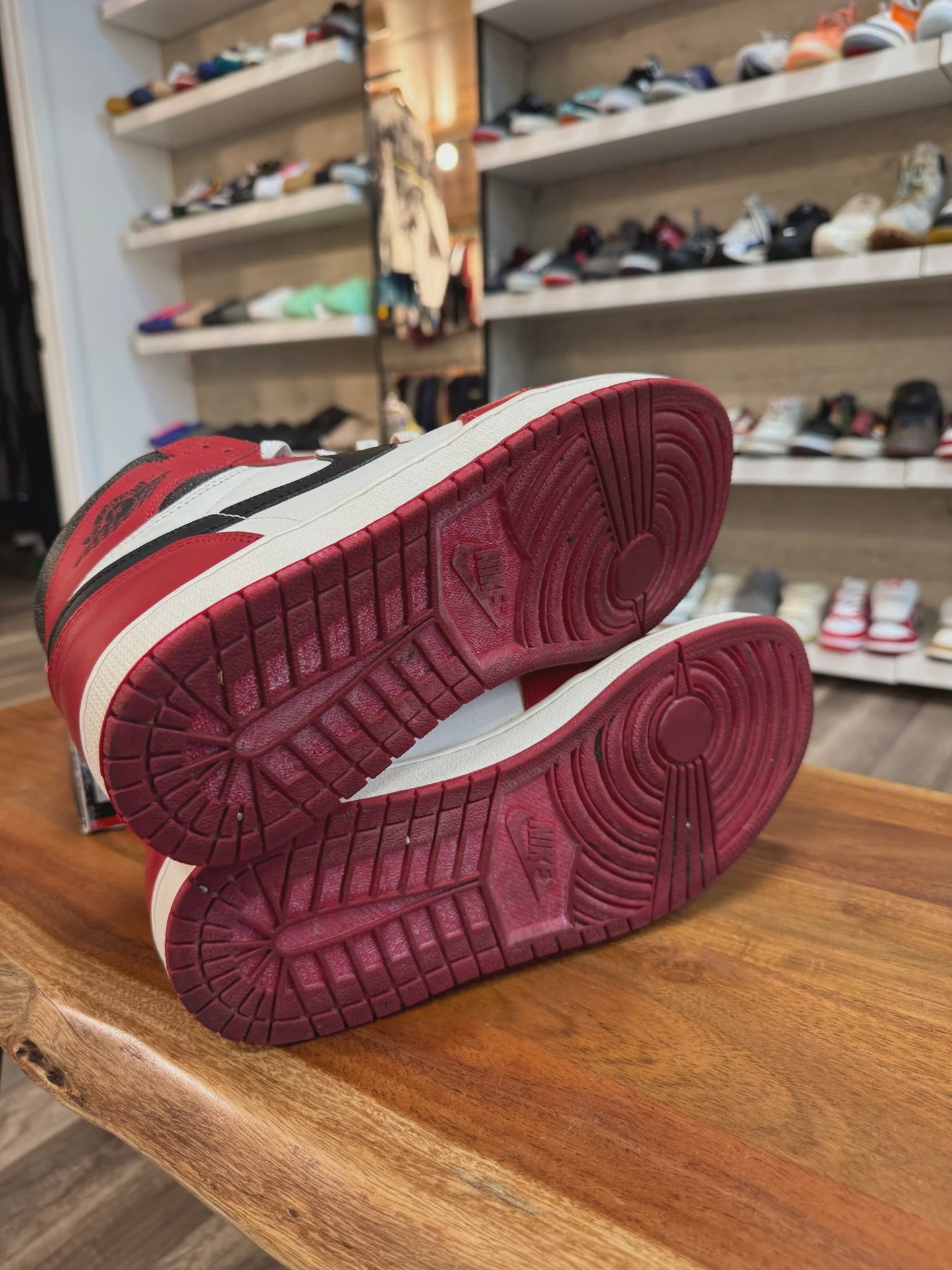 Air Jordan 1 Retro High Original Chicago Lost and Found • Pre-Owned [5381] - photo 3