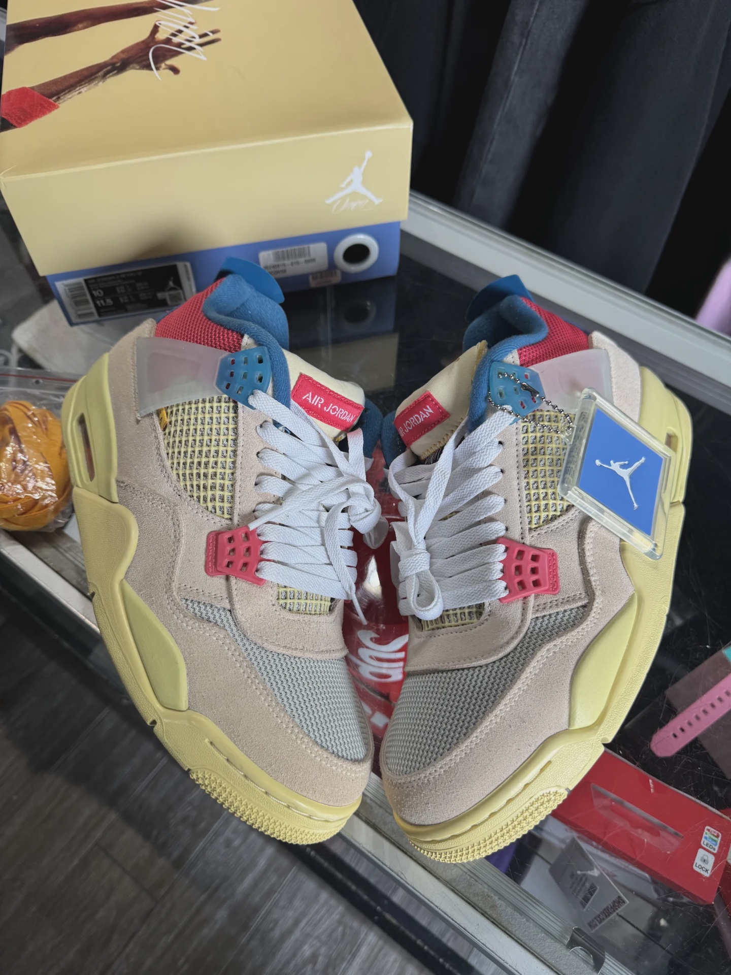 Air Jordan 4 Retro Union Guava Ice • Pre-Owned [5599] - photo 1