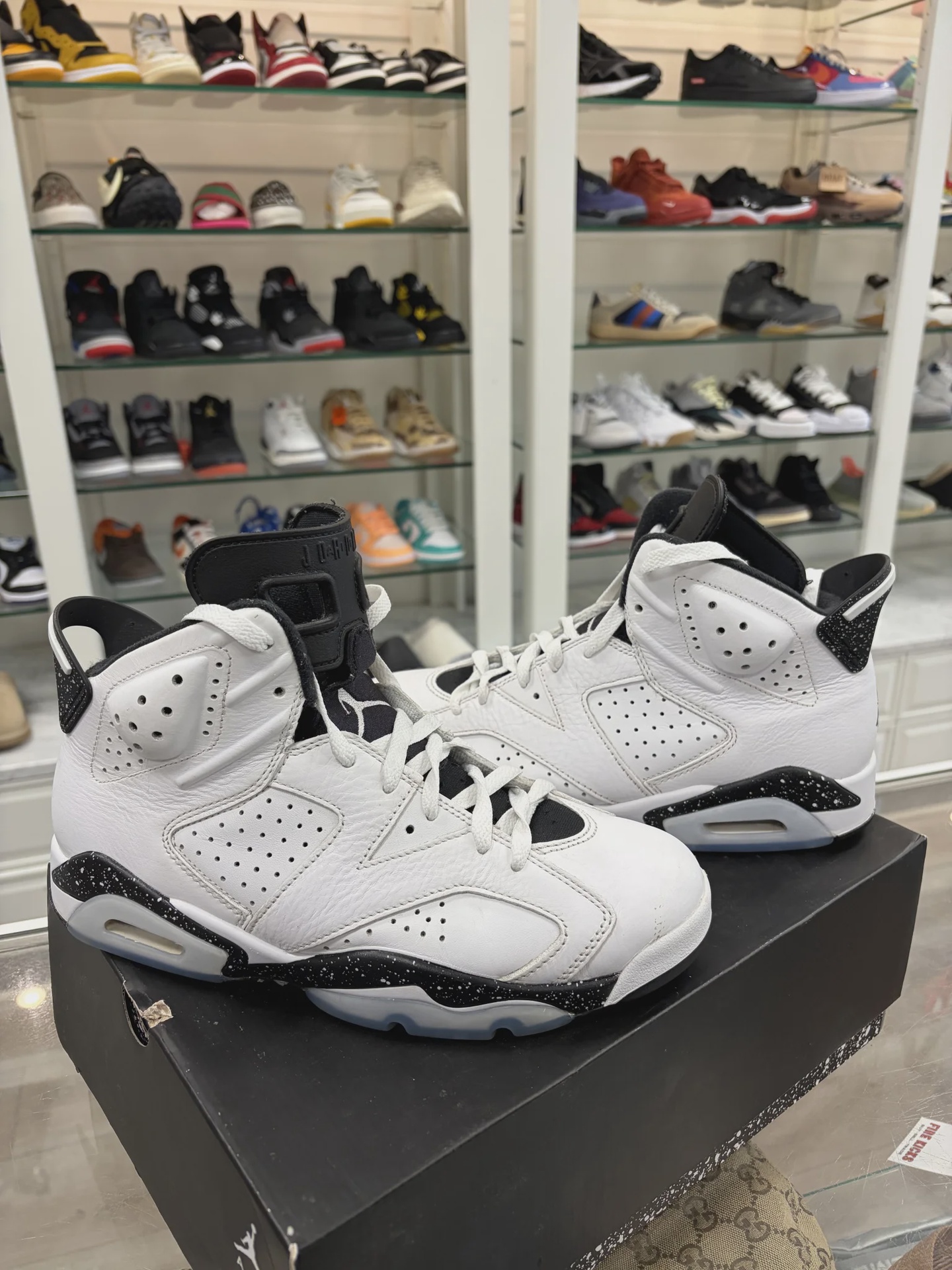 Air Jordan 6 Retro Reverse Oreo • Pre-Owned [4689] - photo 1