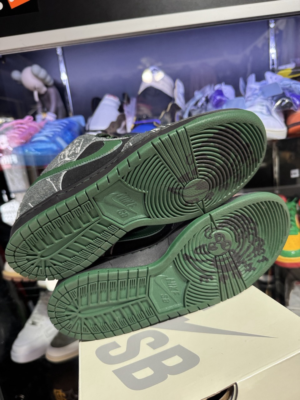 Nike SB Dunk Low There Skateboards • Pre-Owned [1742]