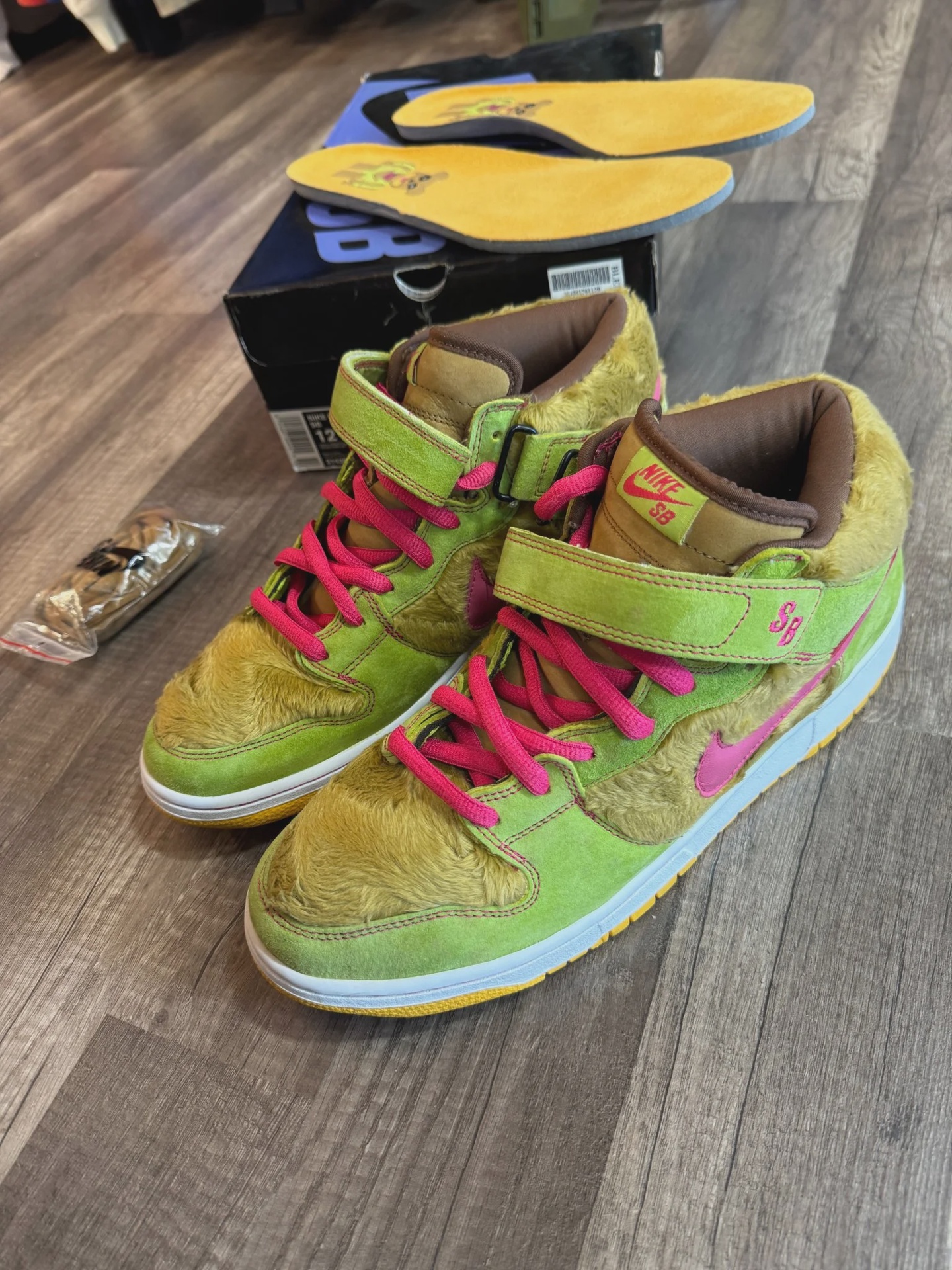 Nike SB Dunk Mid Mama Bear • Pre-Owned [0636] - photo 1