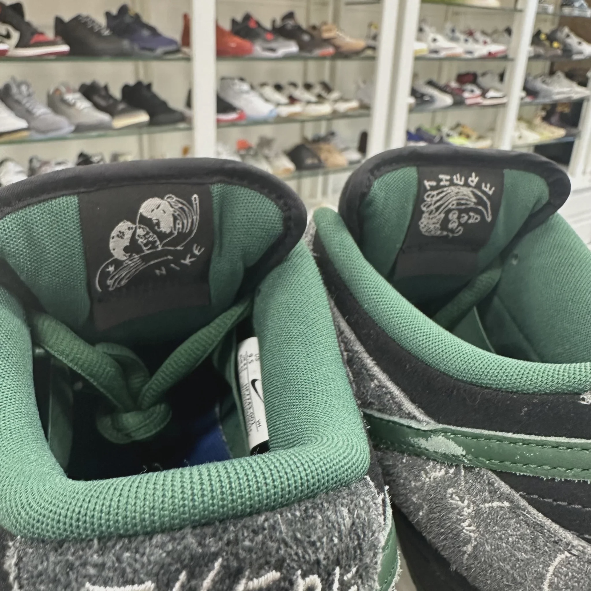 Nike SB Dunk Low There Skateboards • Pre-Owned [7915] - photo 5