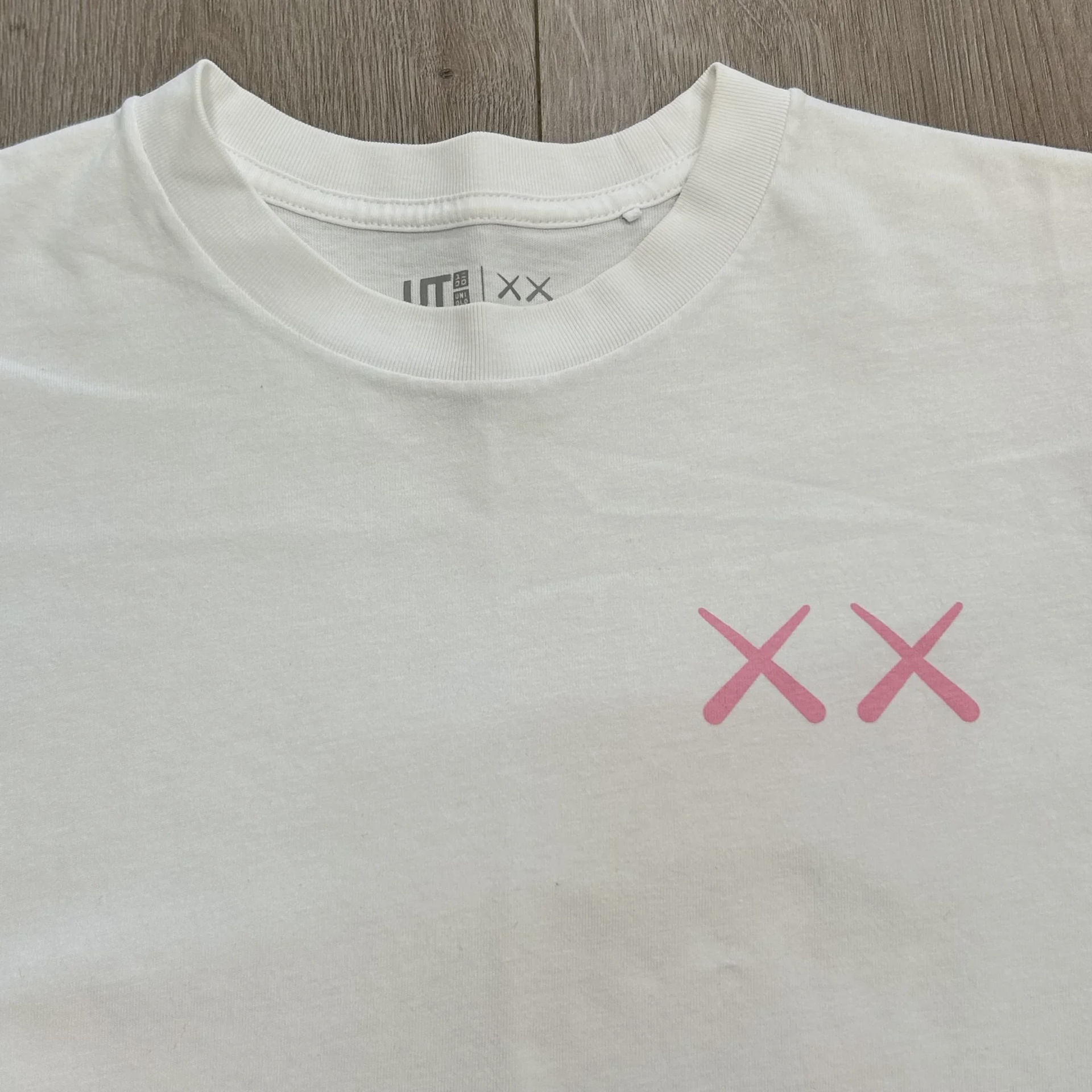 KAWS x Uniqlo UT Short Sleeve Graphic T-shirt  • Pre-Owned [9141] - photo 2