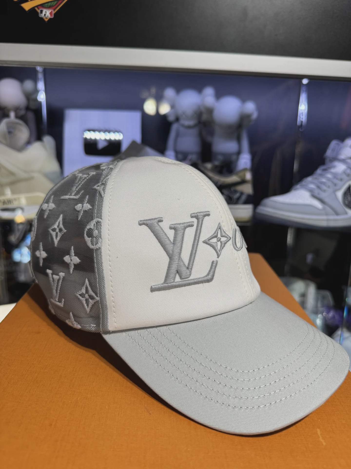 Louis Vuitton lovers Hat • Pre-Owned [5270] - photo 1