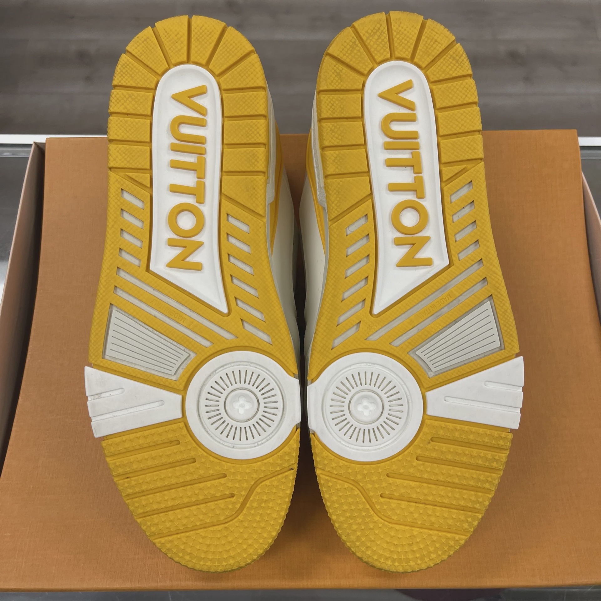 Louis Vuitton LV Trainer White Yellow Script • Pre-Owned [2676] 7