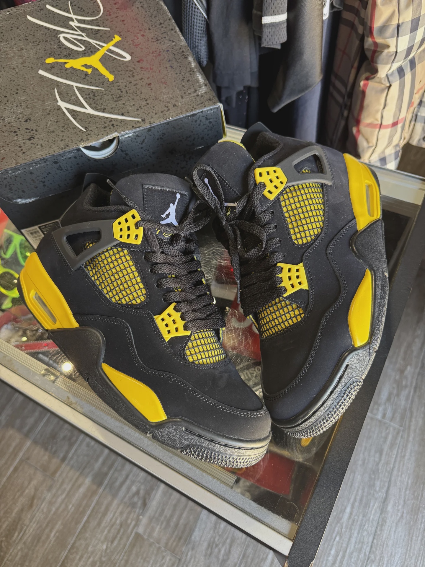 Air Jordan 4 Retro Thunder (2023) • Pre-Owned [1320] - photo 1