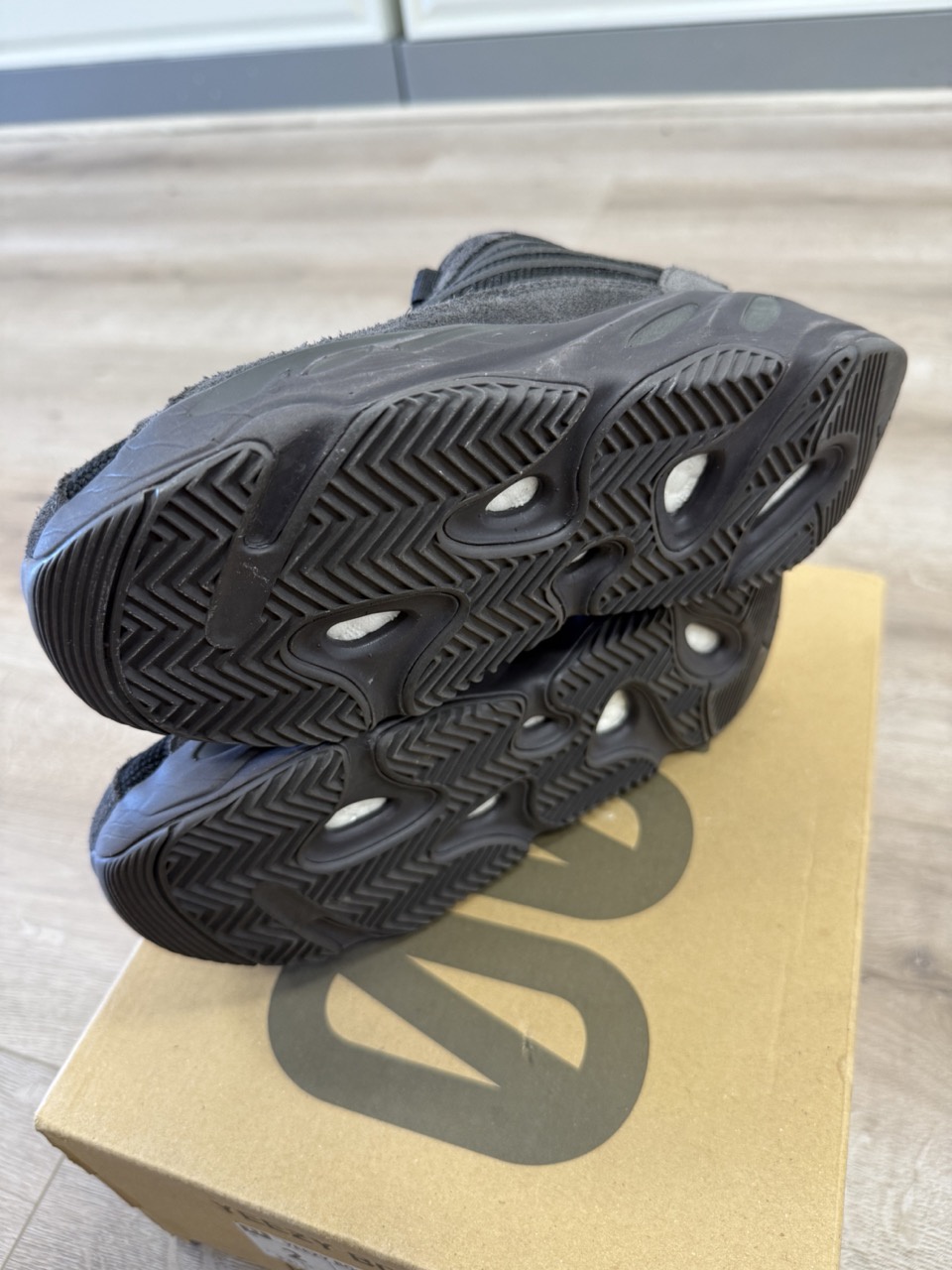 adidas Yeezy Boost 700 V Vanta (Kids) • Pre-Owned 3