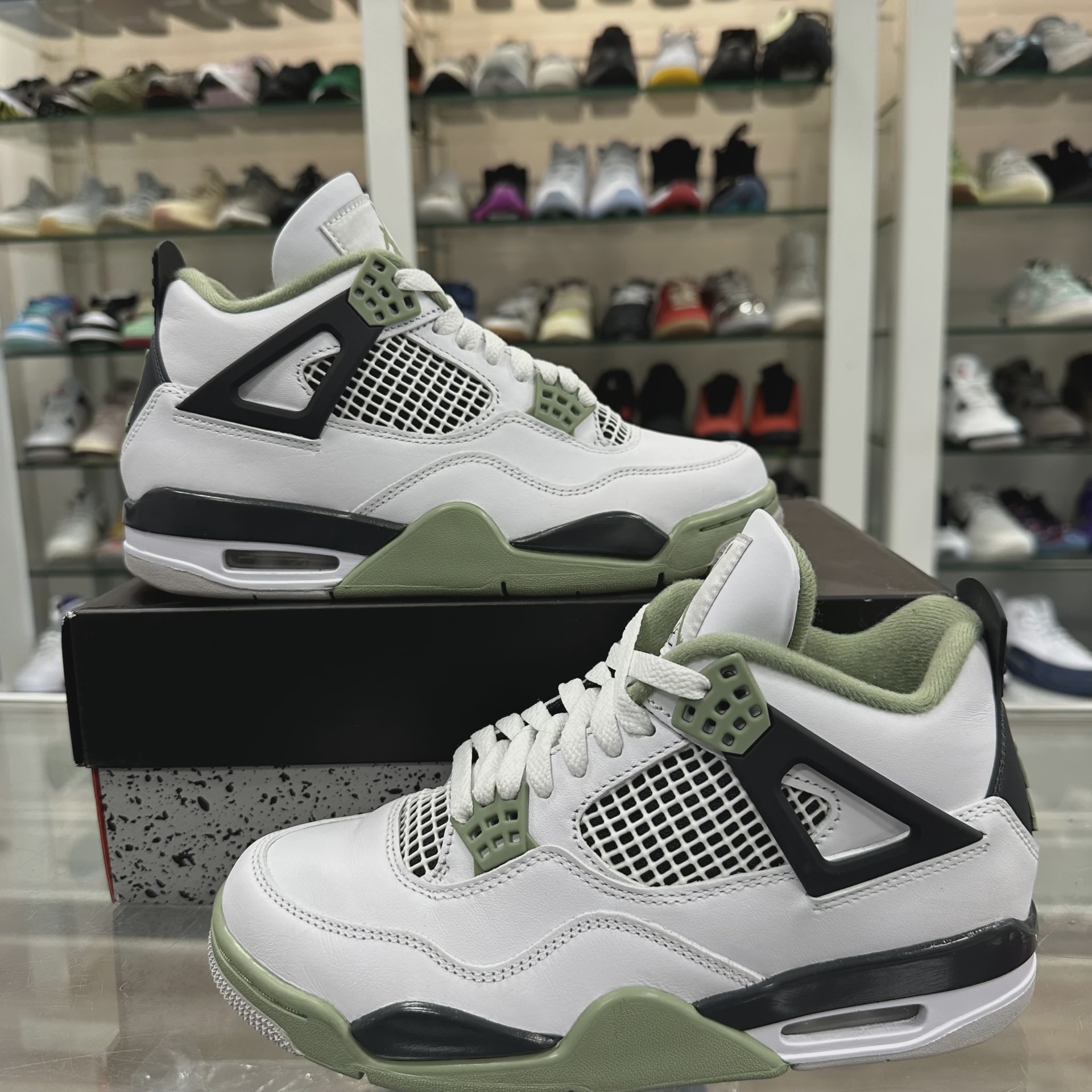 Air Jordan 4 Retro Seafoam (Women's) • Pre-Owned [2021] 8
