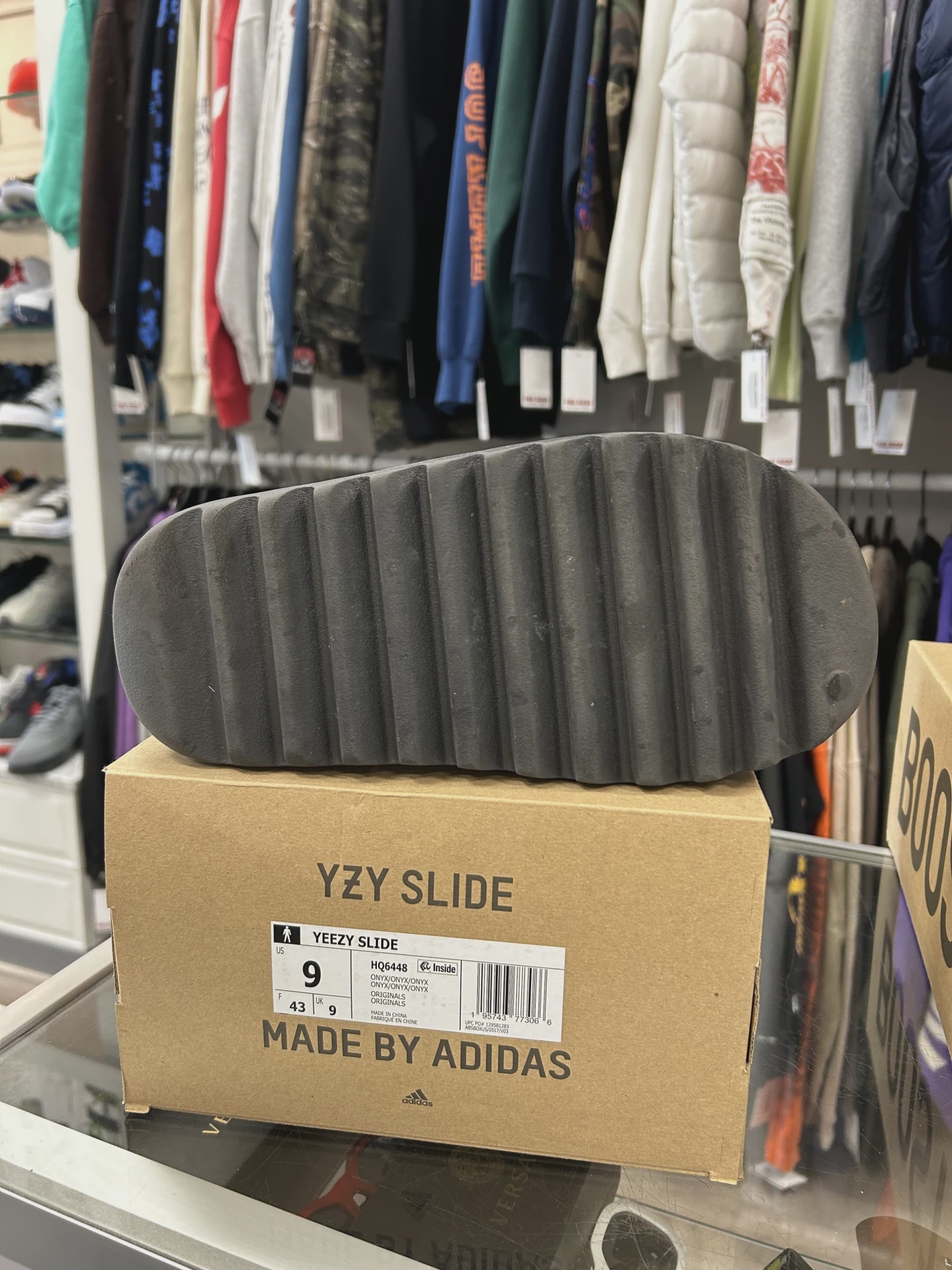 adidas Yeezy Slide Onyx • Pre-Owned [0975] 2
