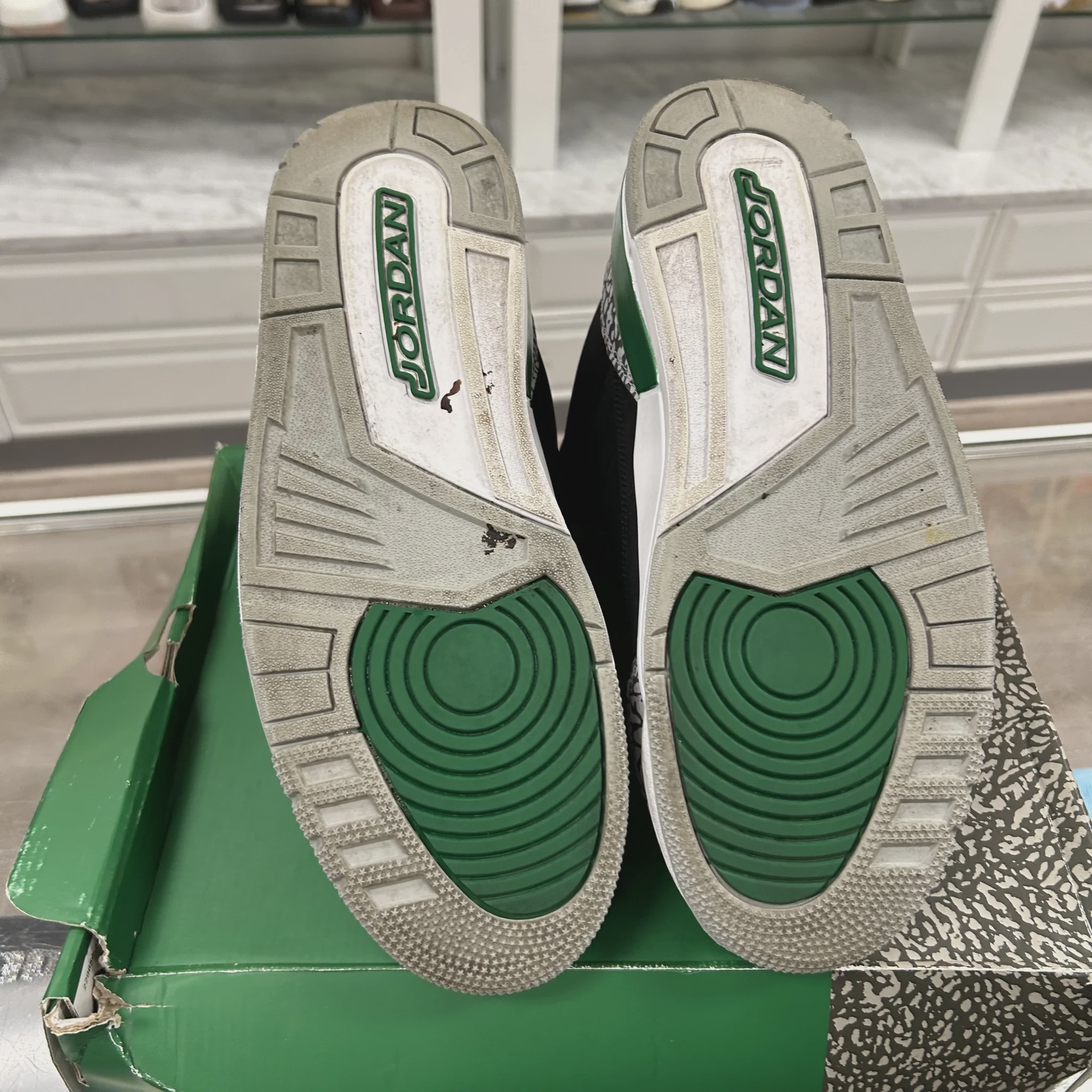 Air Jordan 3 Retro Pine Green • Pre-Owned [1978] - photo 4