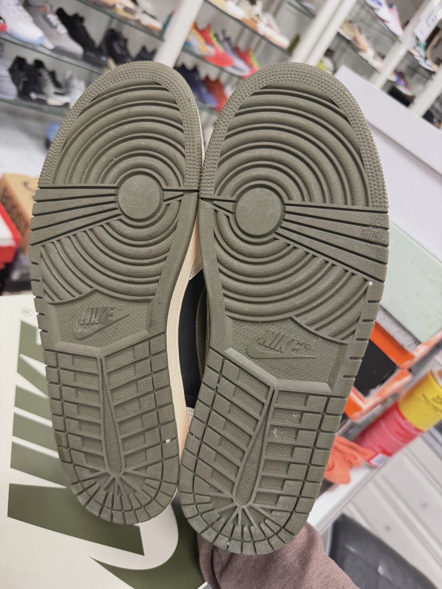 Air Jordan 1 Retro Low Original SP Travis Scott Olive (Women's) • Pre-Owned [7072] - photo 2