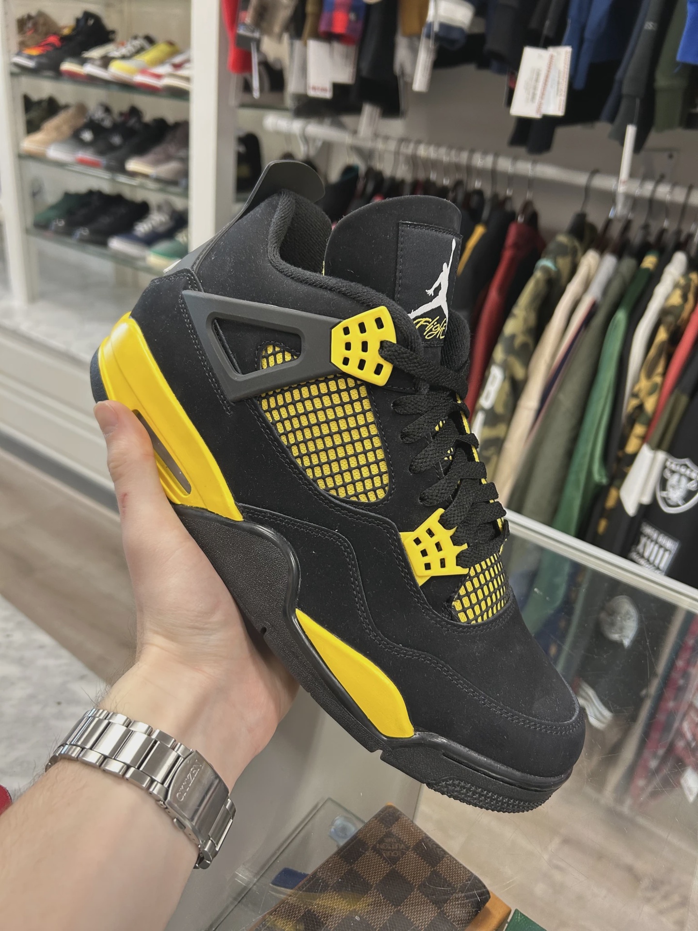 Jordan 4 Retro Thunder (2023) • Pre-Owned [7719]
