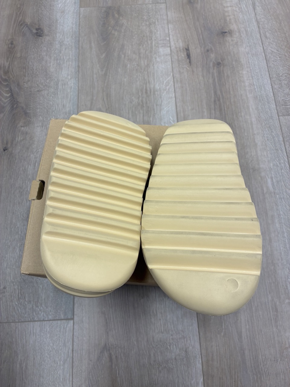 adidas Yeezy Slide Desert Sand • Pre-Owned 5