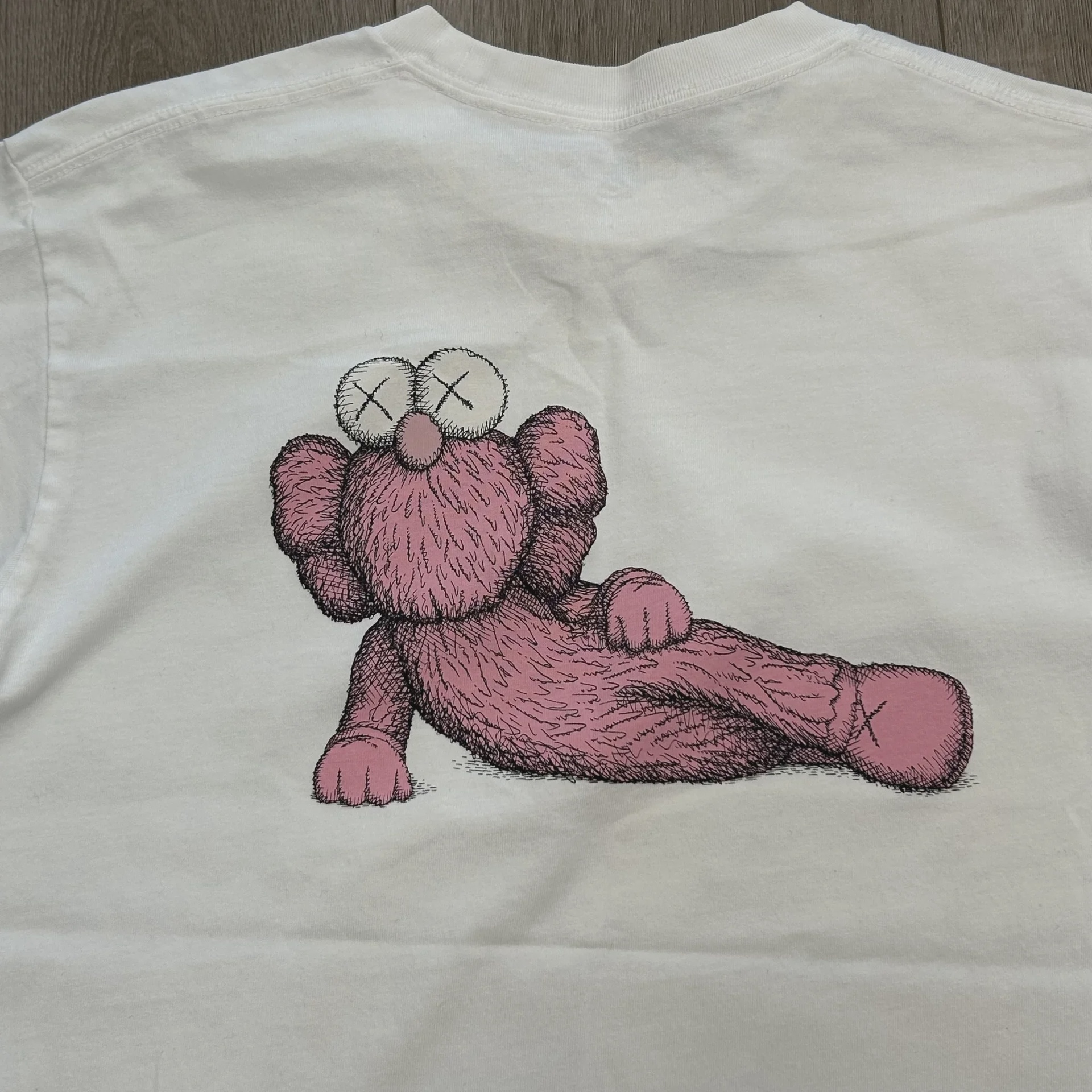 KAWS x Uniqlo UT Short Sleeve Graphic T-shirt  • Pre-Owned [9141] - photo 5