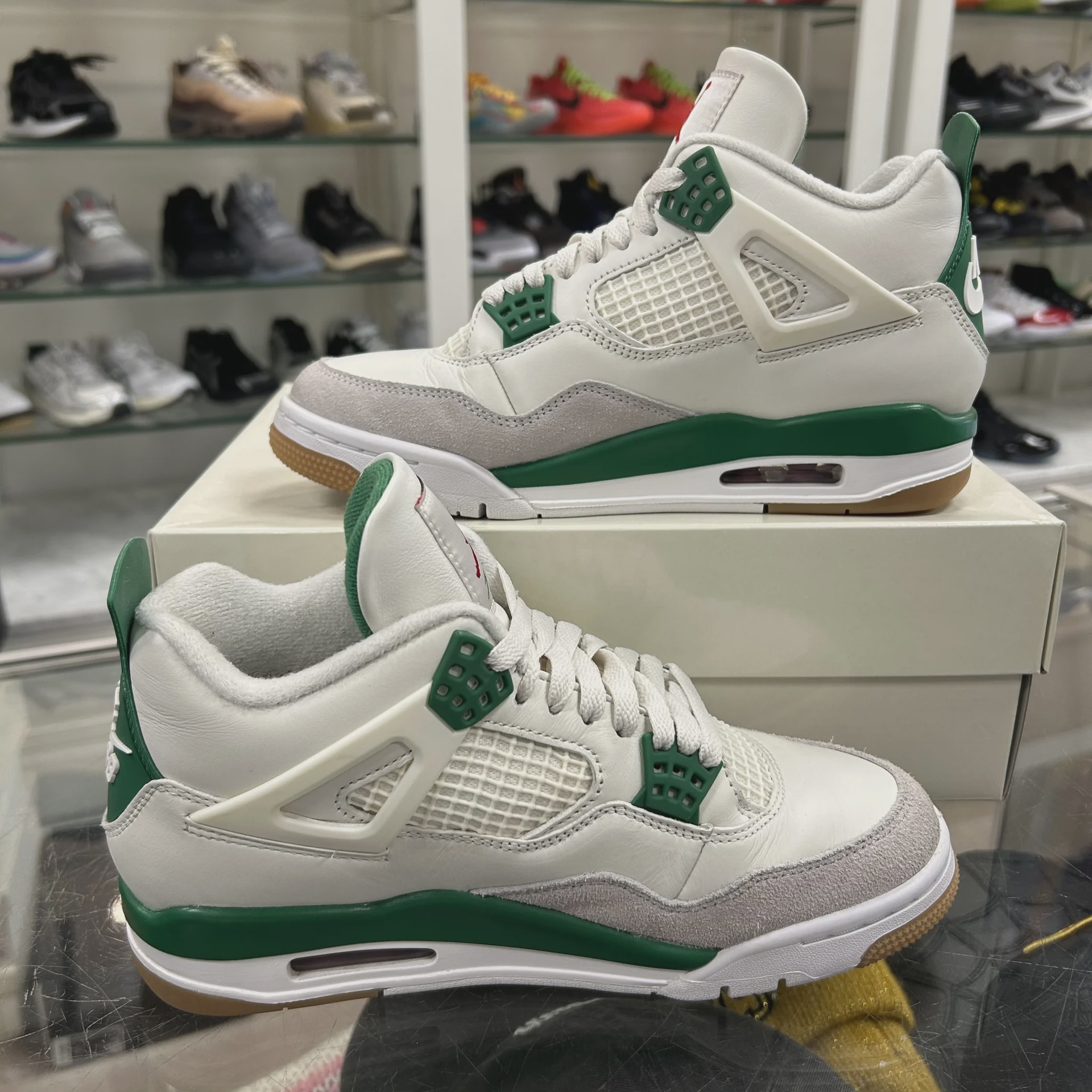 Air Jordan 4 Retro SB Pine Green • Pre-Owned [2504] - photo 7