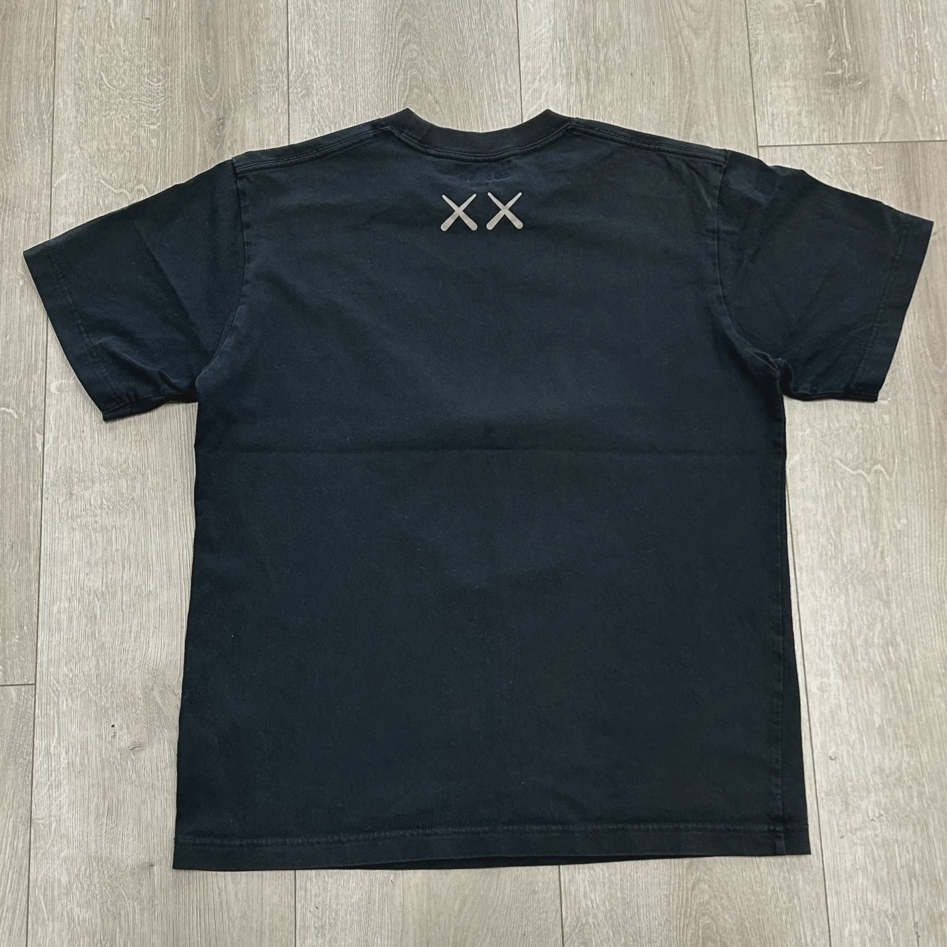 KAWS x Uniqlo UT Short Sleeve Graphic T-shirt Black • Pre-Owned [7505] - photo 4
