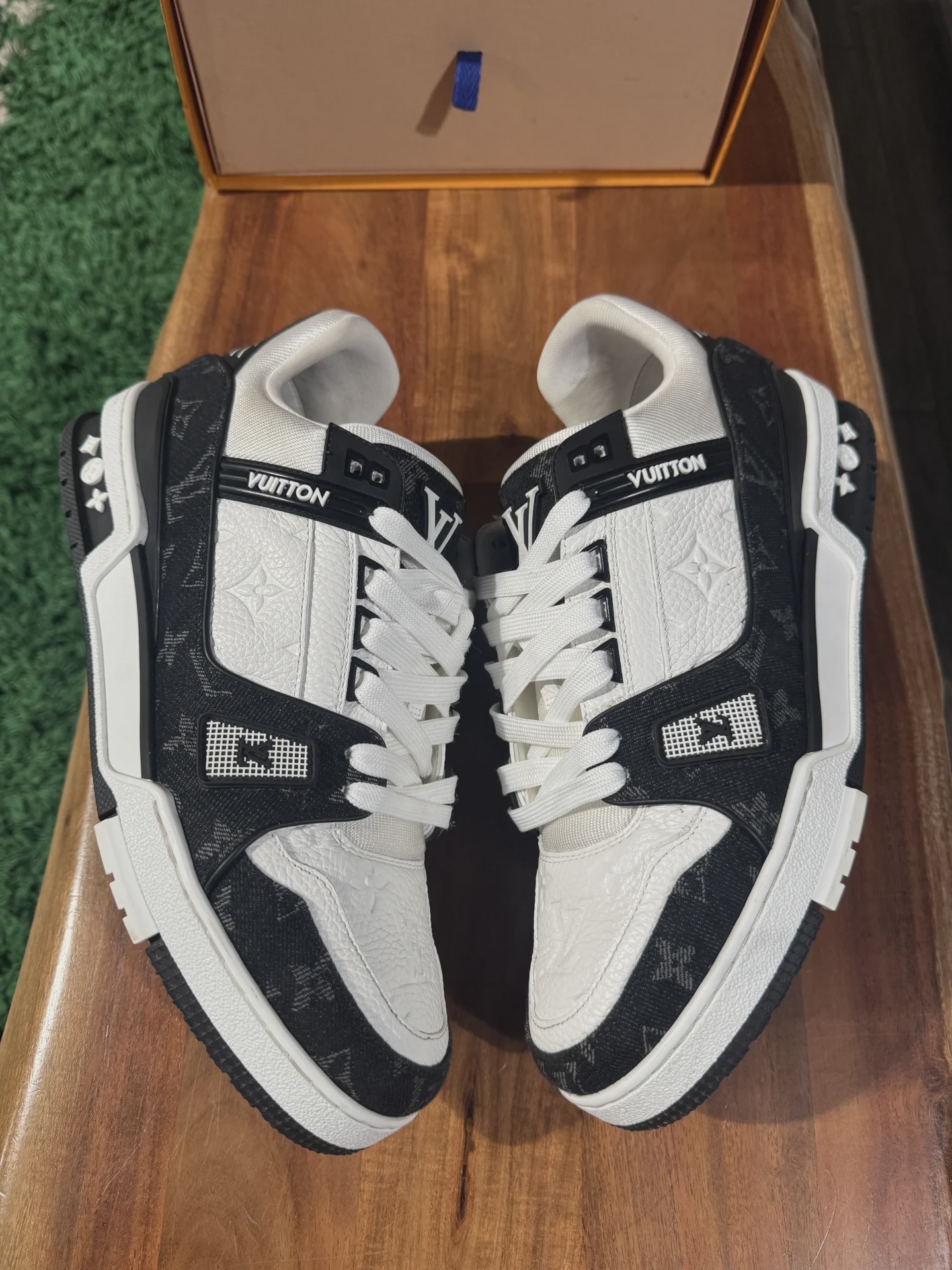 Louis Vuitton Louis Vuitton Black and White Trainers (9LV) - Size US M 11