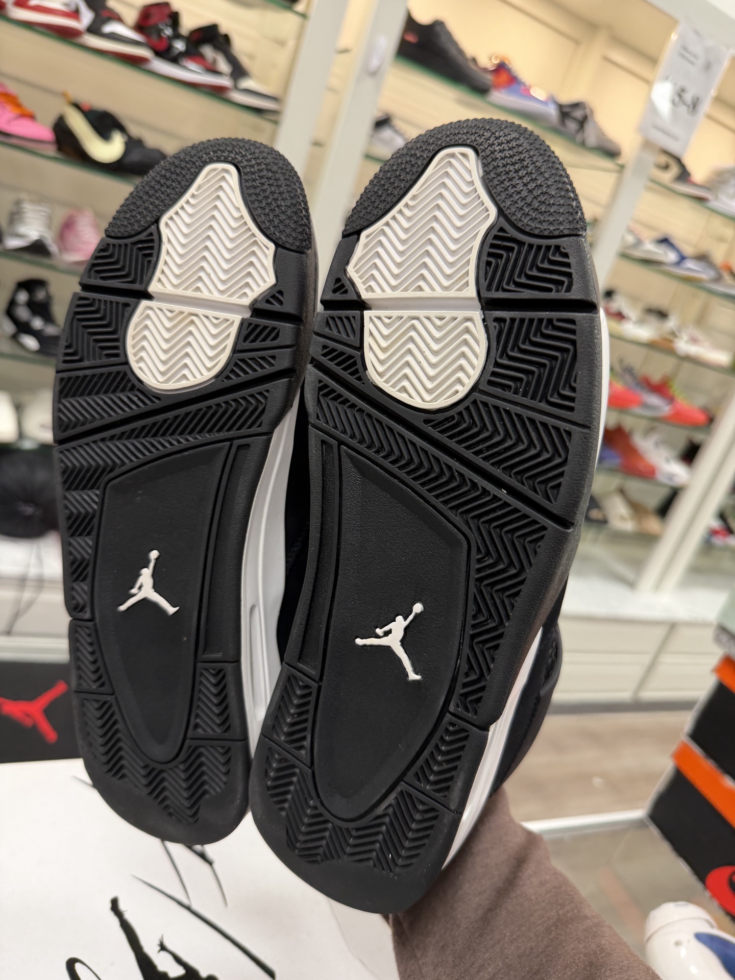 Air Jordan 4 Retro White Thunder • Pre-Owned [3774] - photo 4